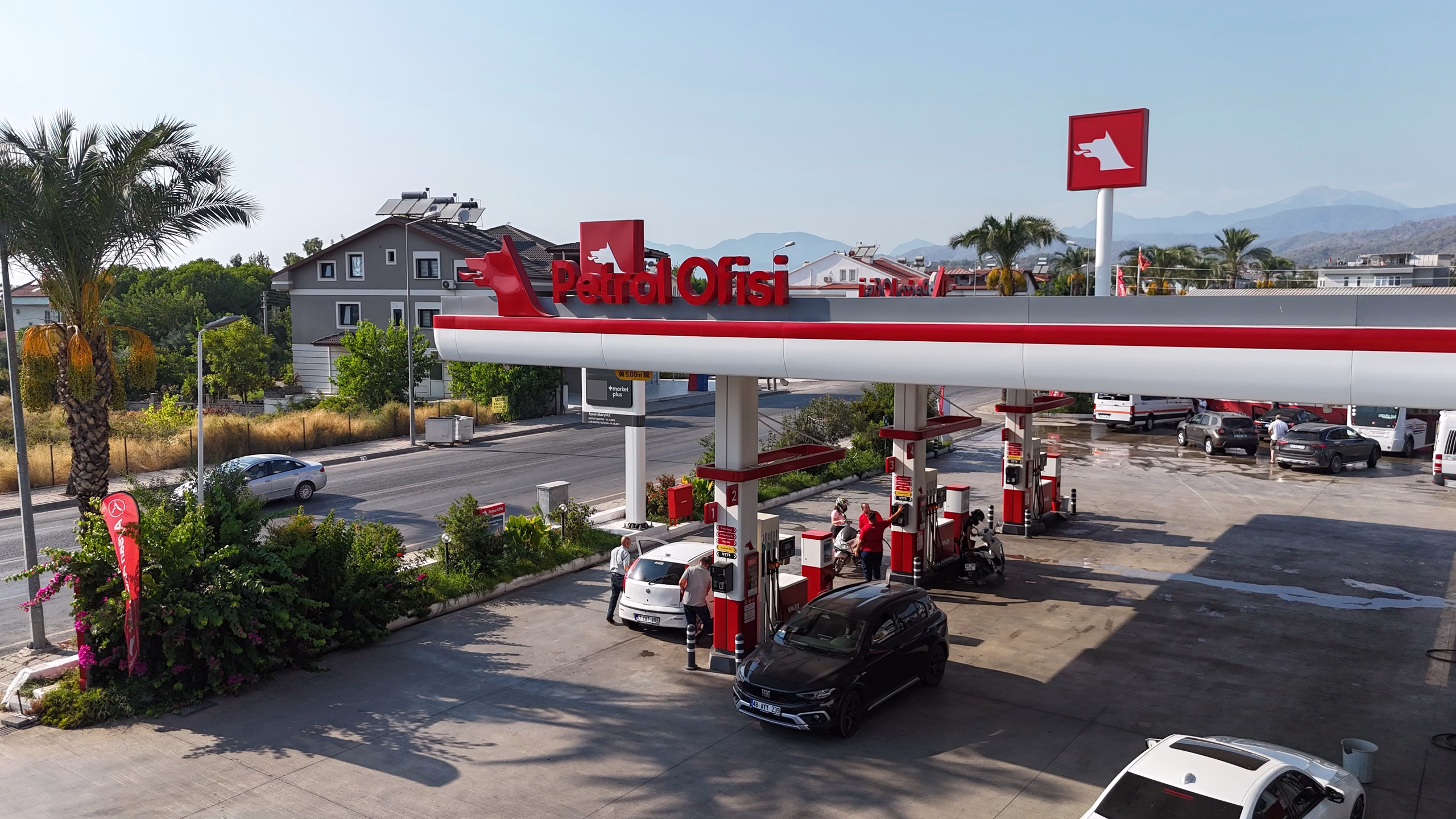 Günlükbaşı Petrol Ofisi istasyonunun havadan görünümü — kanopi, akaryakıt adaları ve Fethiye çevresi (1/24)