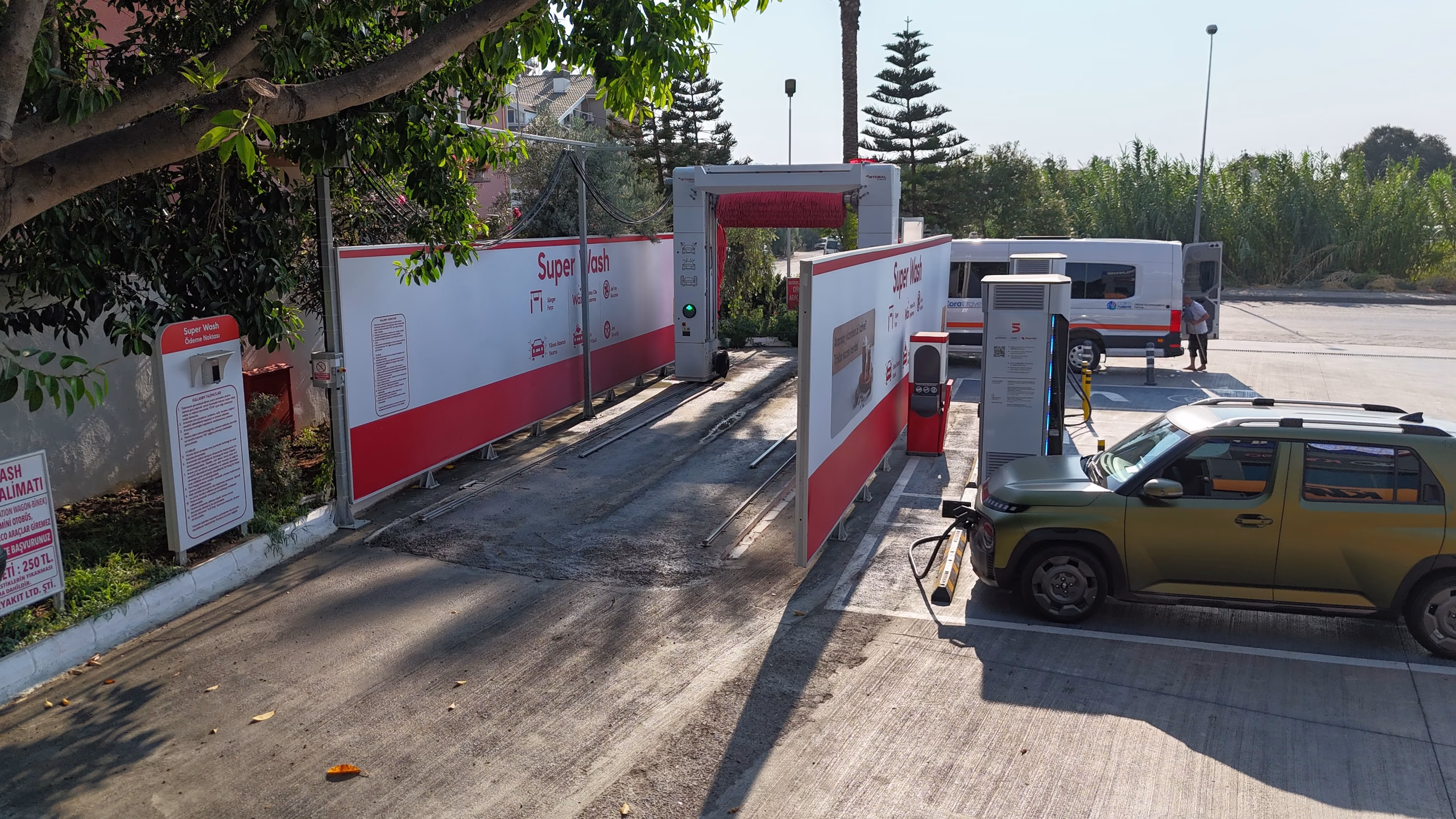 Günlükbaşı Petrol Ofisi istasyonunun havadan görünümü — kanopi, akaryakıt adaları ve Fethiye çevresi (12/24)
