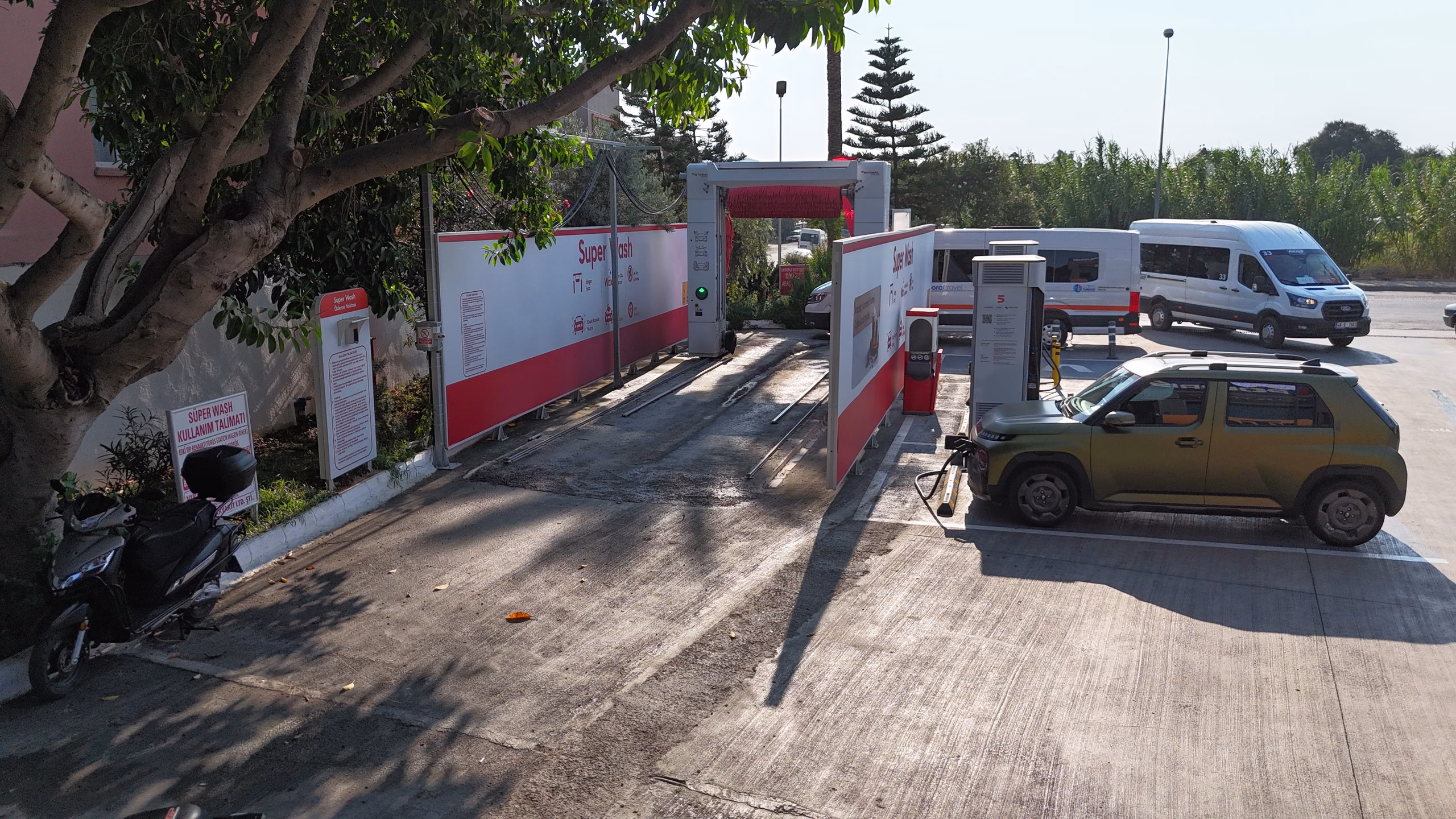 Günlükbaşı Petrol Ofisi istasyonunun havadan görünümü — kanopi, akaryakıt adaları ve Fethiye çevresi (13/24)