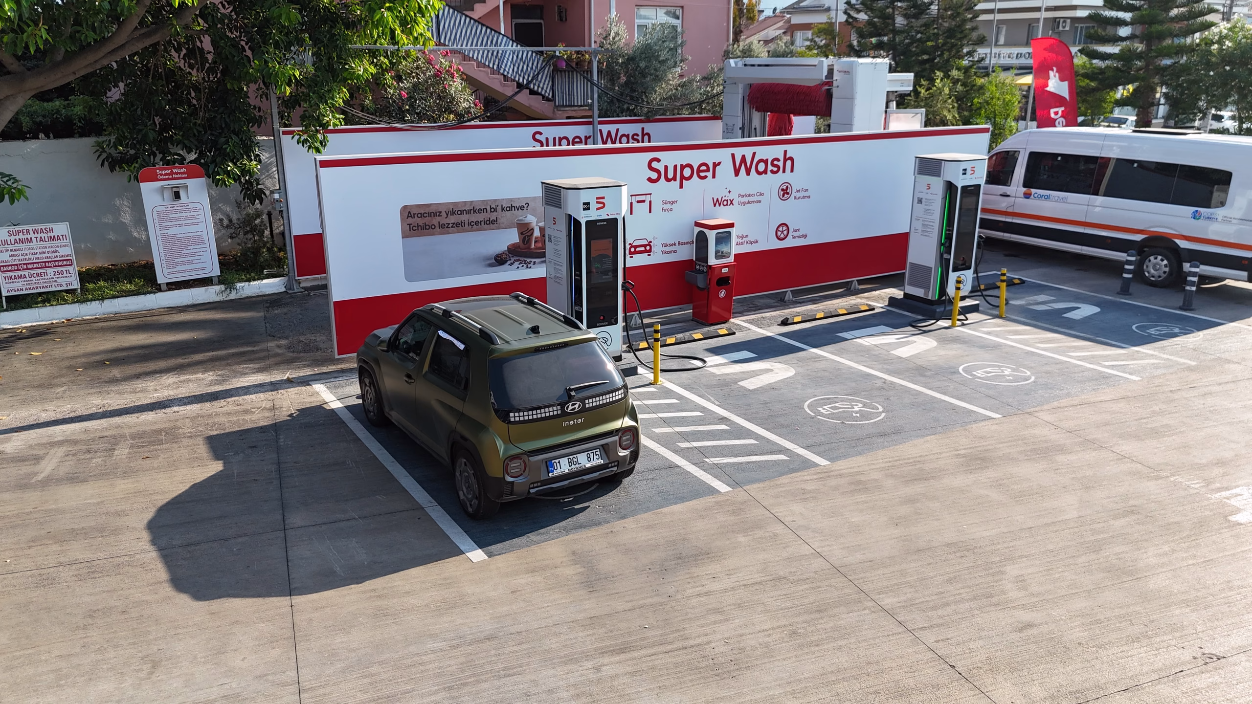 Günlükbaşı Petrol Ofisi istasyonunun havadan görünümü — kanopi, akaryakıt adaları ve Fethiye çevresi (14/24)