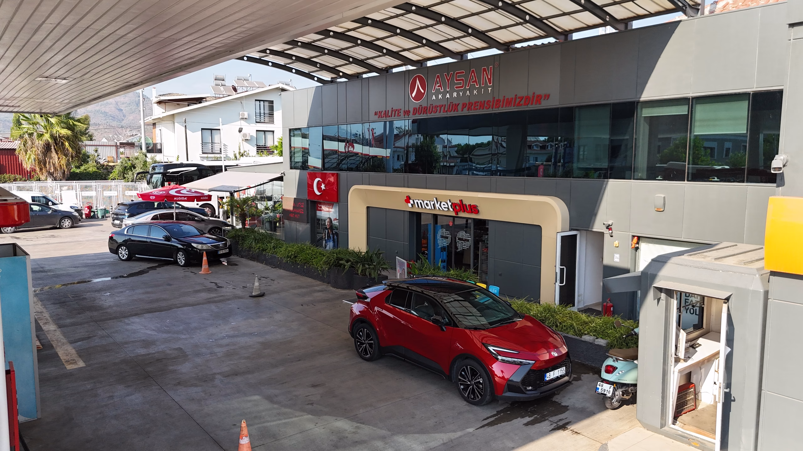 Günlükbaşı Petrol Ofisi istasyonunun havadan görünümü — kanopi, akaryakıt adaları ve Fethiye çevresi (15/24)
