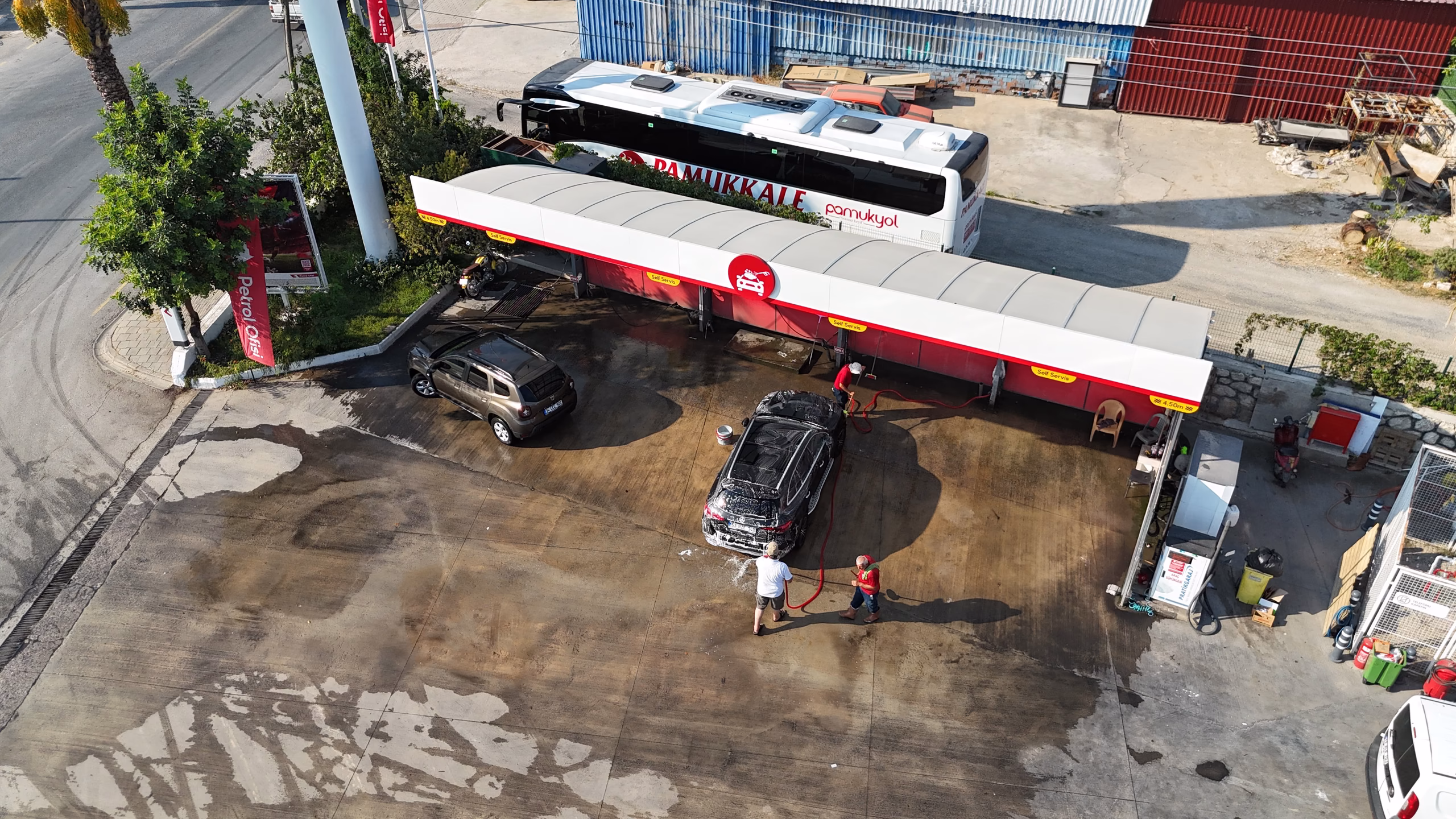 Günlükbaşı Petrol Ofisi istasyonunun havadan görünümü — kanopi, akaryakıt adaları ve Fethiye çevresi (16/24)