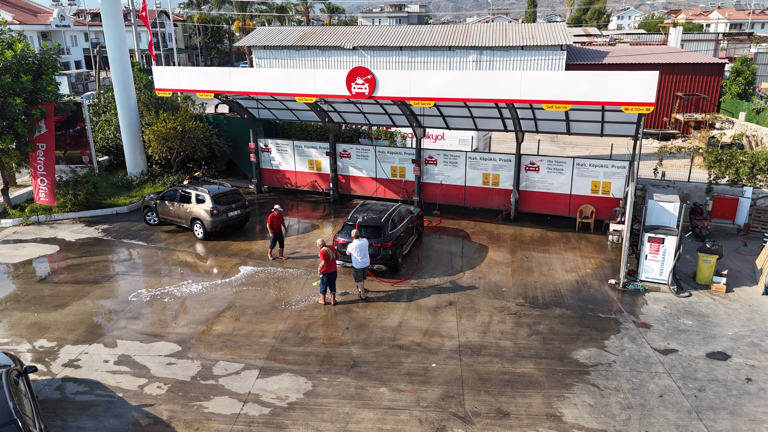 Günlükbaşı Petrol Ofisi istasyonunun havadan görünümü — kanopi, akaryakıt adaları ve Fethiye çevresi (17/24)
