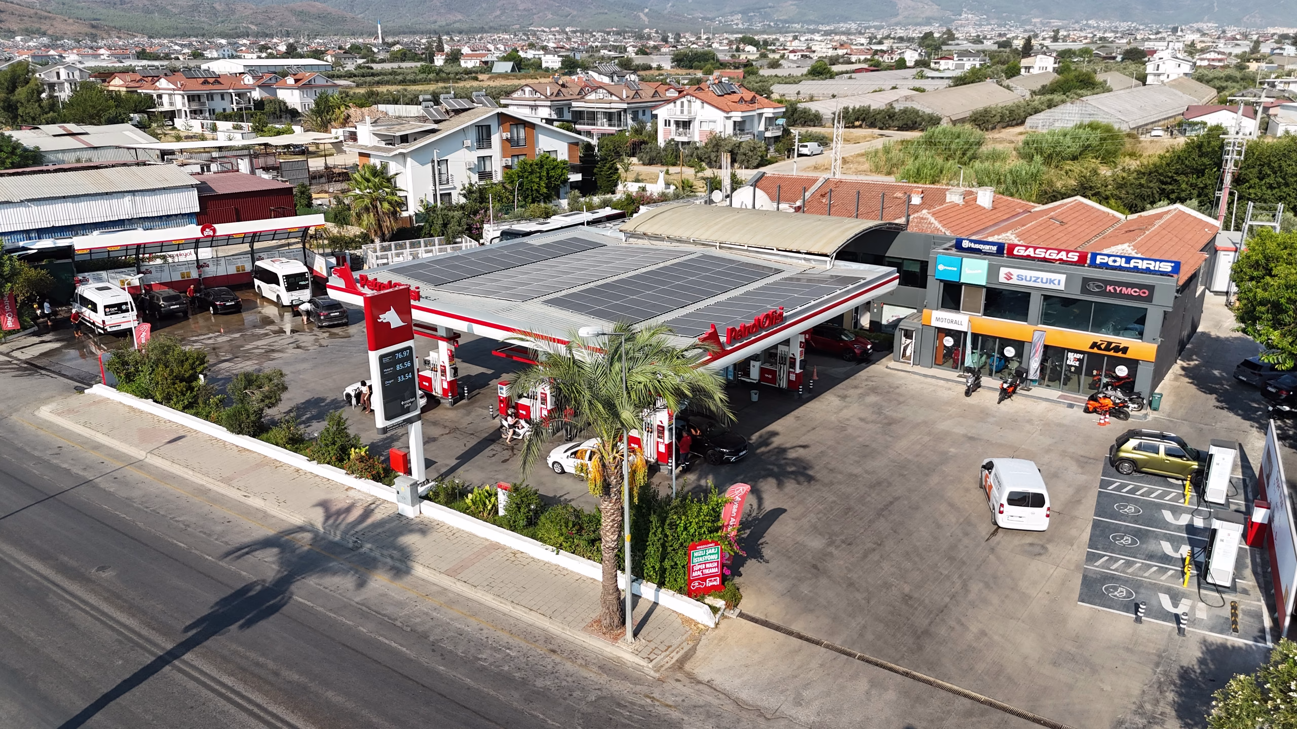 Günlükbaşı Petrol Ofisi istasyonunun havadan görünümü — kanopi, akaryakıt adaları ve Fethiye çevresi (2/24)