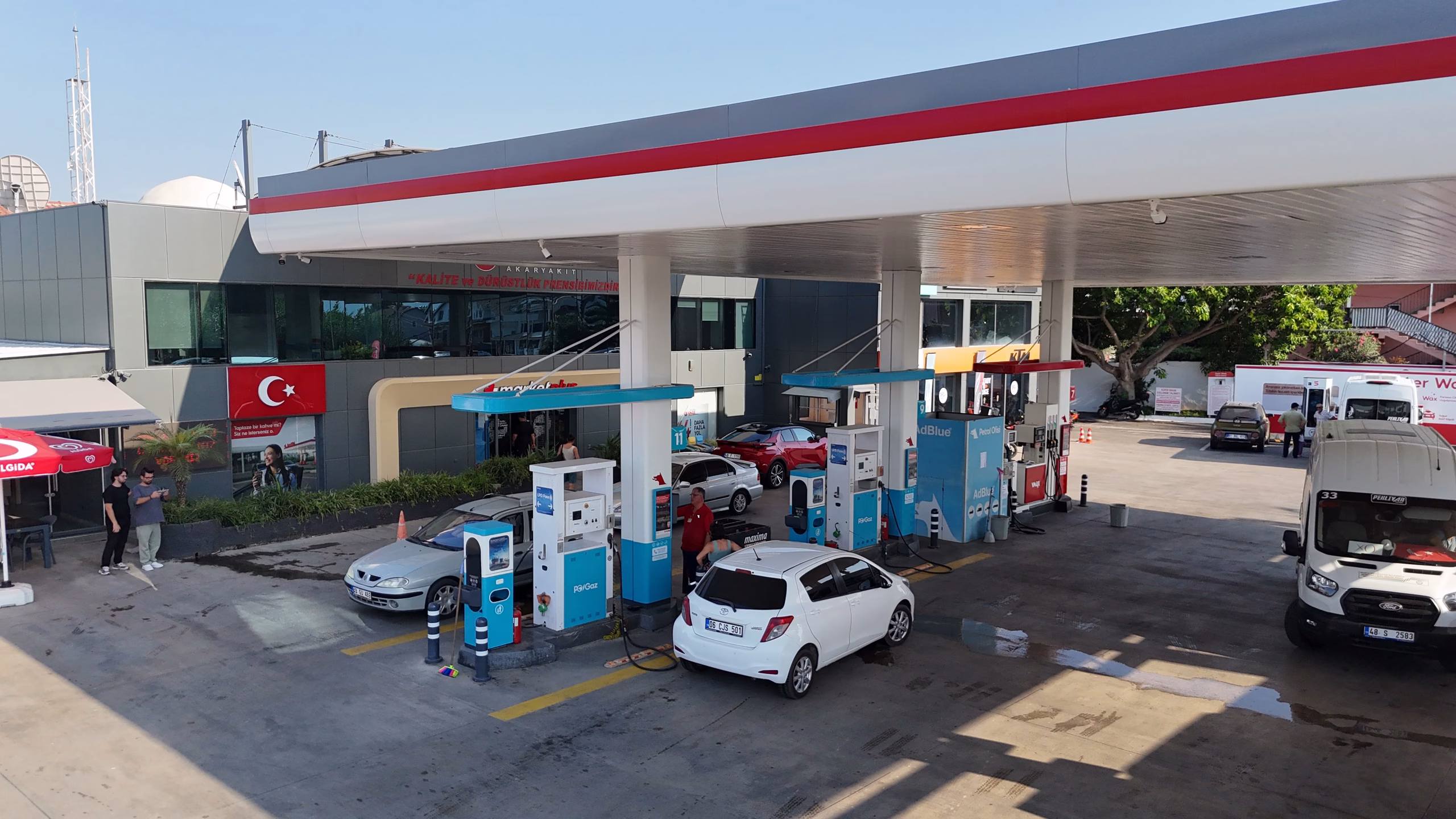 Günlükbaşı Petrol Ofisi istasyonunun havadan görünümü — kanopi, akaryakıt adaları ve Fethiye çevresi (20/24)