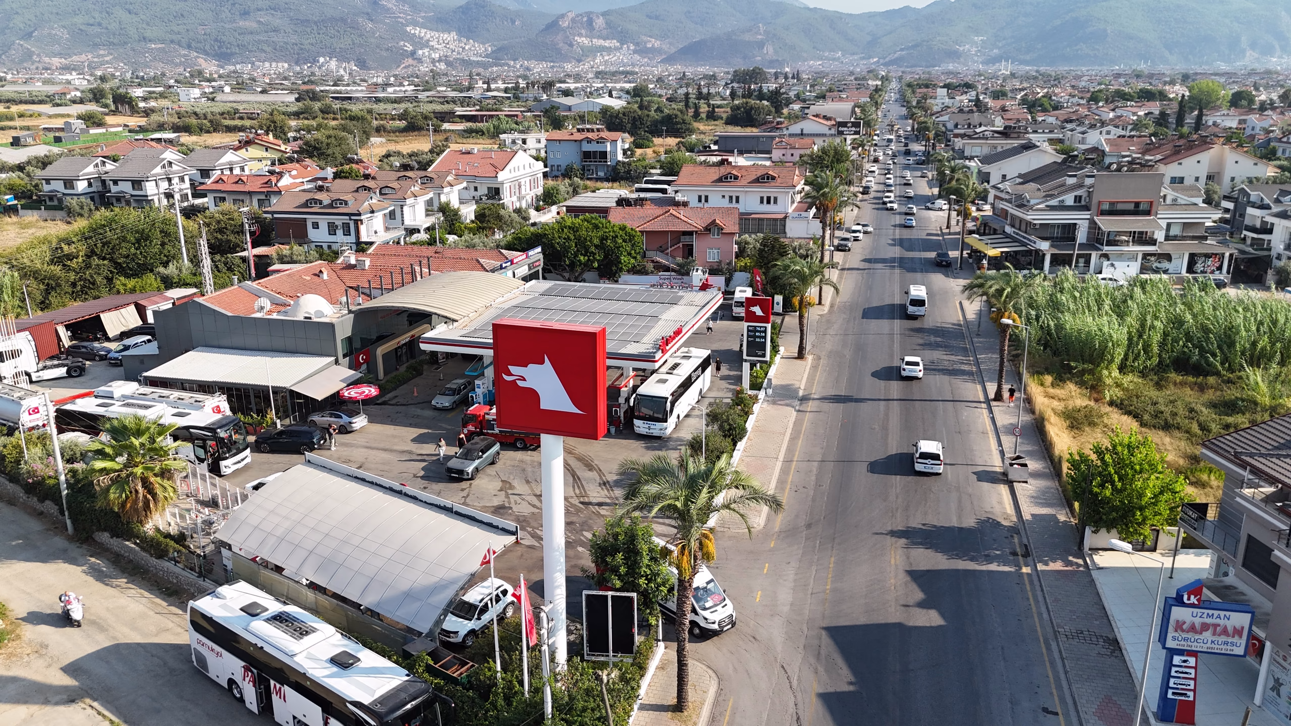 Günlükbaşı Petrol Ofisi istasyonunun havadan görünümü — kanopi, akaryakıt adaları ve Fethiye çevresi (23/24)