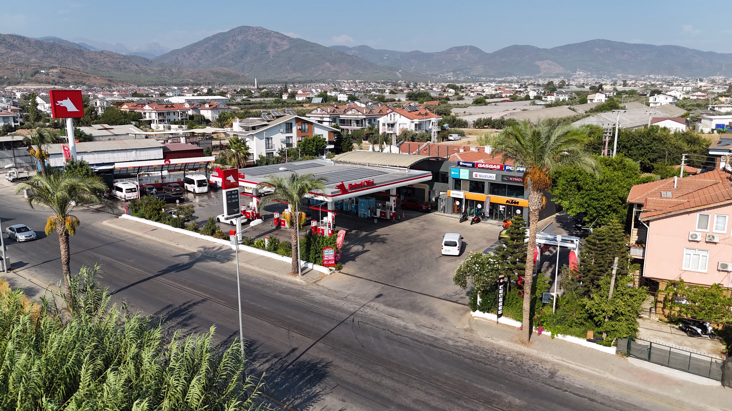 Günlükbaşı Petrol Ofisi istasyonunun havadan görünümü — kanopi, akaryakıt adaları ve Fethiye çevresi (4/24)