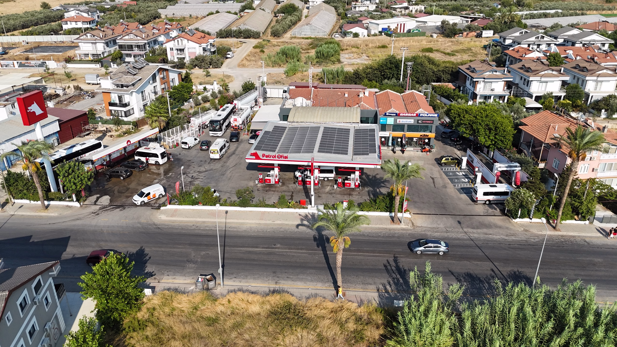Günlükbaşı Petrol Ofisi istasyonunun havadan görünümü — kanopi, akaryakıt adaları ve Fethiye çevresi (5/24)