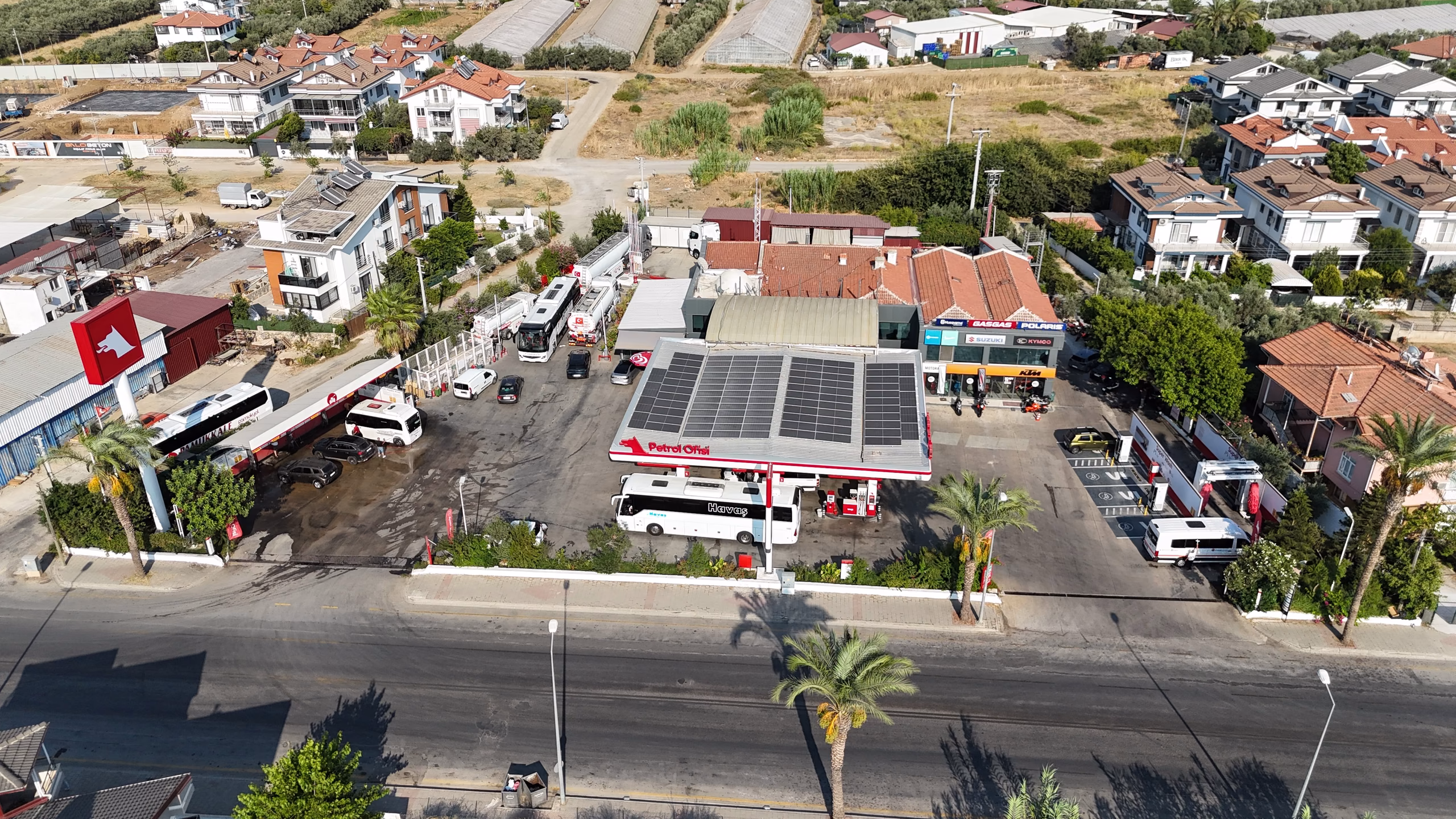 Günlükbaşı Petrol Ofisi istasyonunun havadan görünümü — kanopi, akaryakıt adaları ve Fethiye çevresi (6/24)