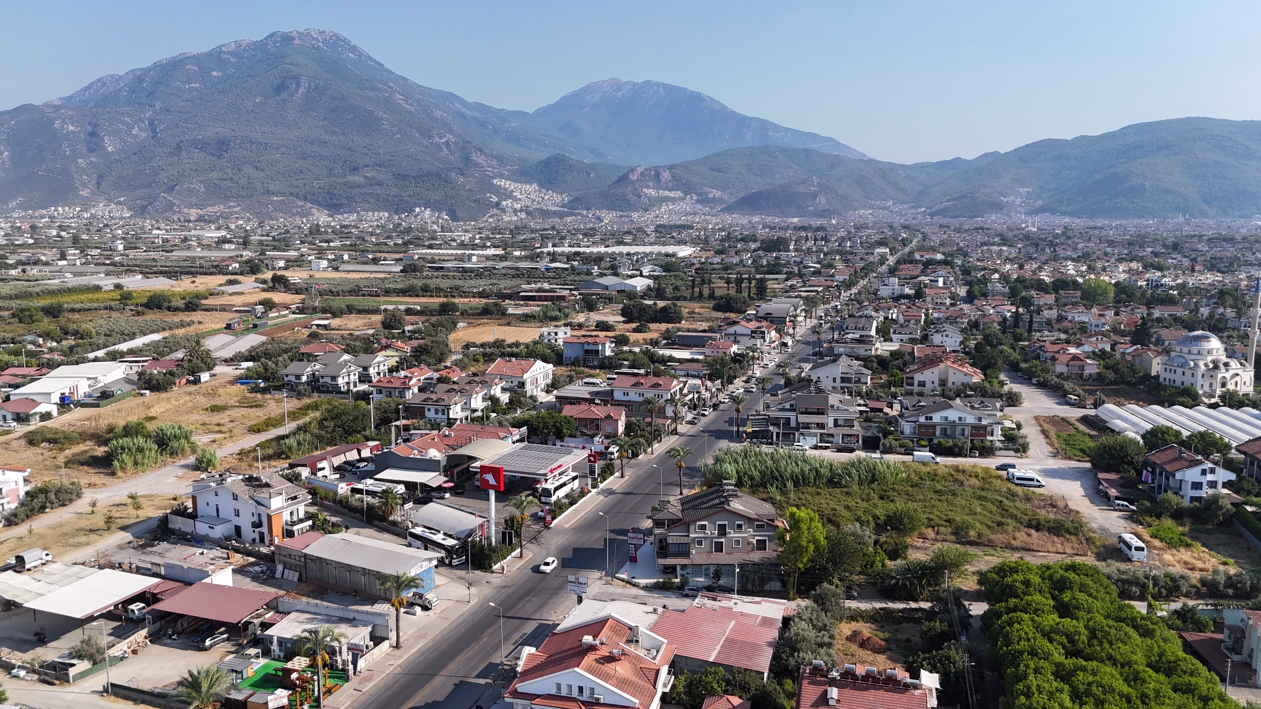 Günlükbaşı Petrol Ofisi istasyonunun havadan görünümü — kanopi, akaryakıt adaları ve Fethiye çevresi (7/24)