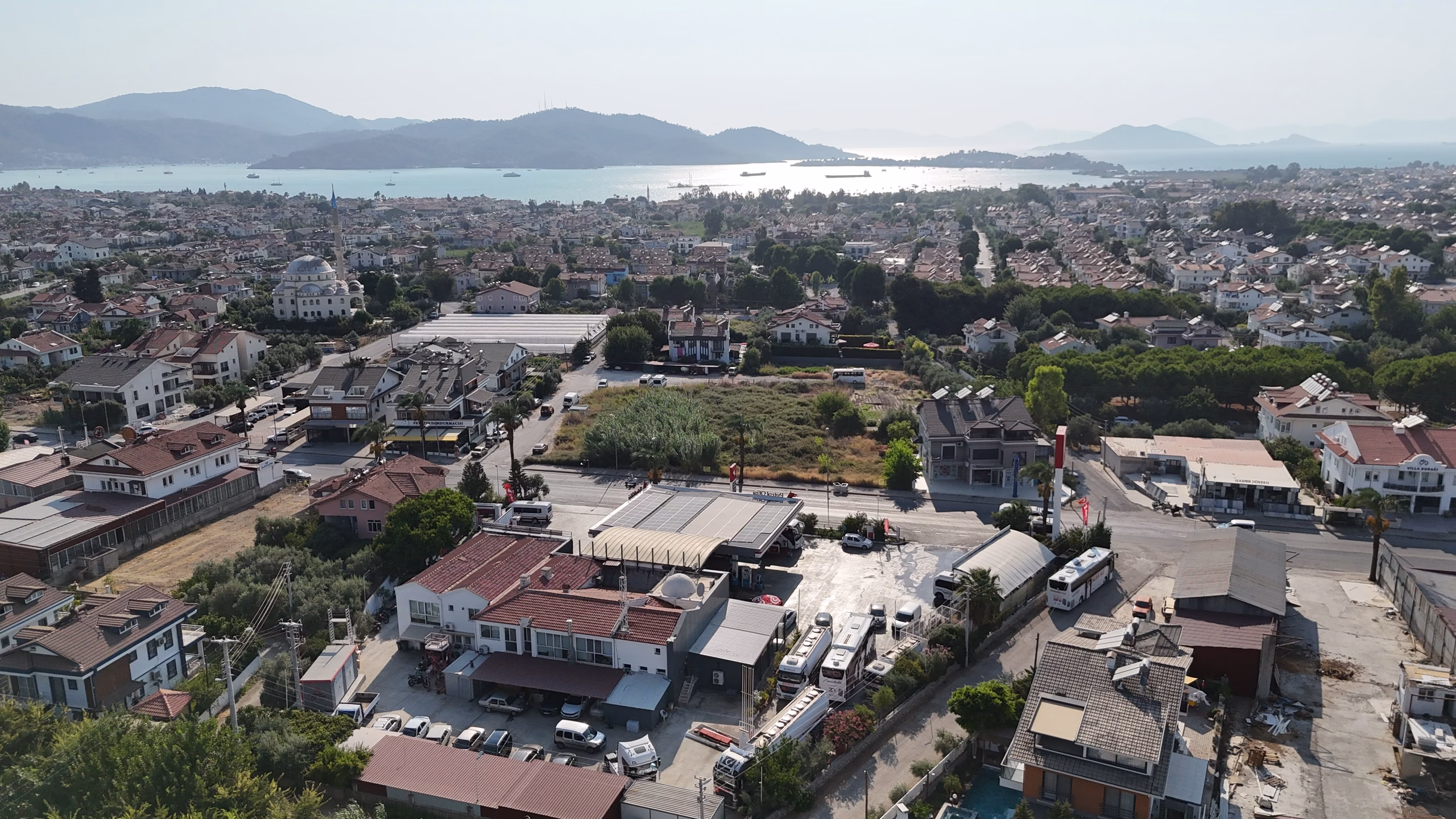 Günlükbaşı Petrol Ofisi istasyonunun havadan görünümü — kanopi, akaryakıt adaları ve Fethiye çevresi (8/24)