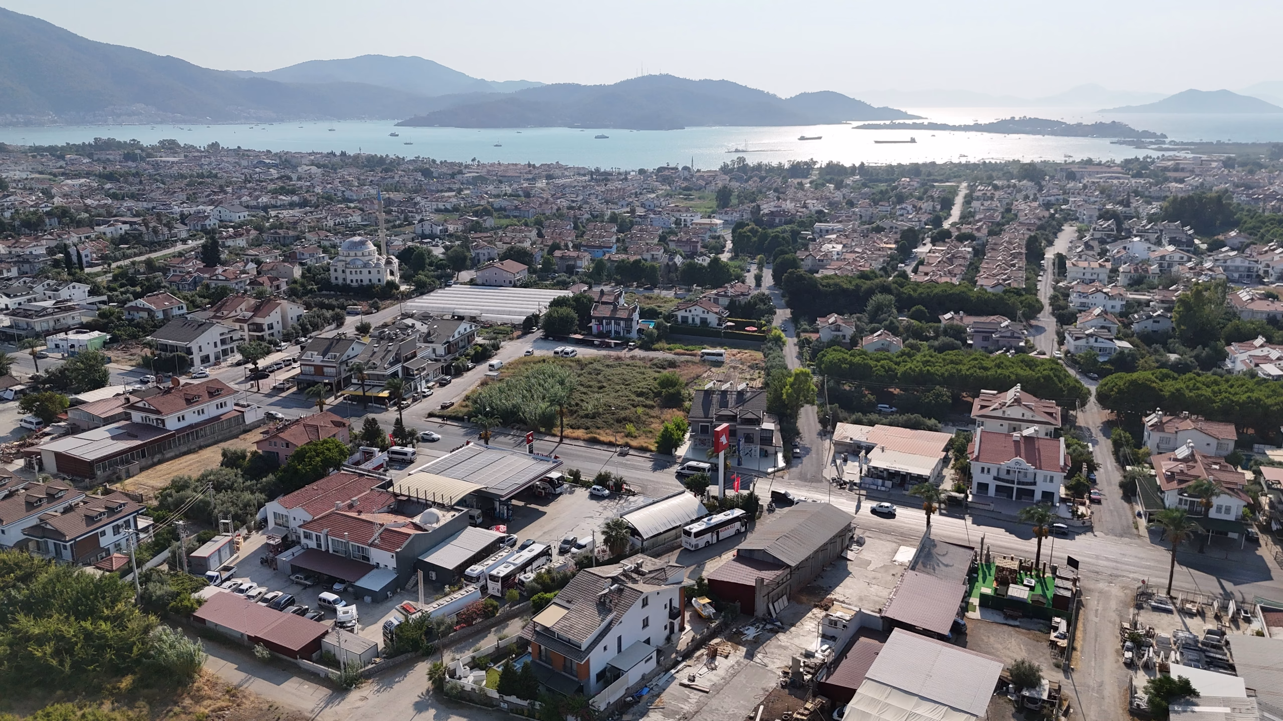 Günlükbaşı Petrol Ofisi istasyonunun havadan görünümü — kanopi, akaryakıt adaları ve Fethiye çevresi (9/24)