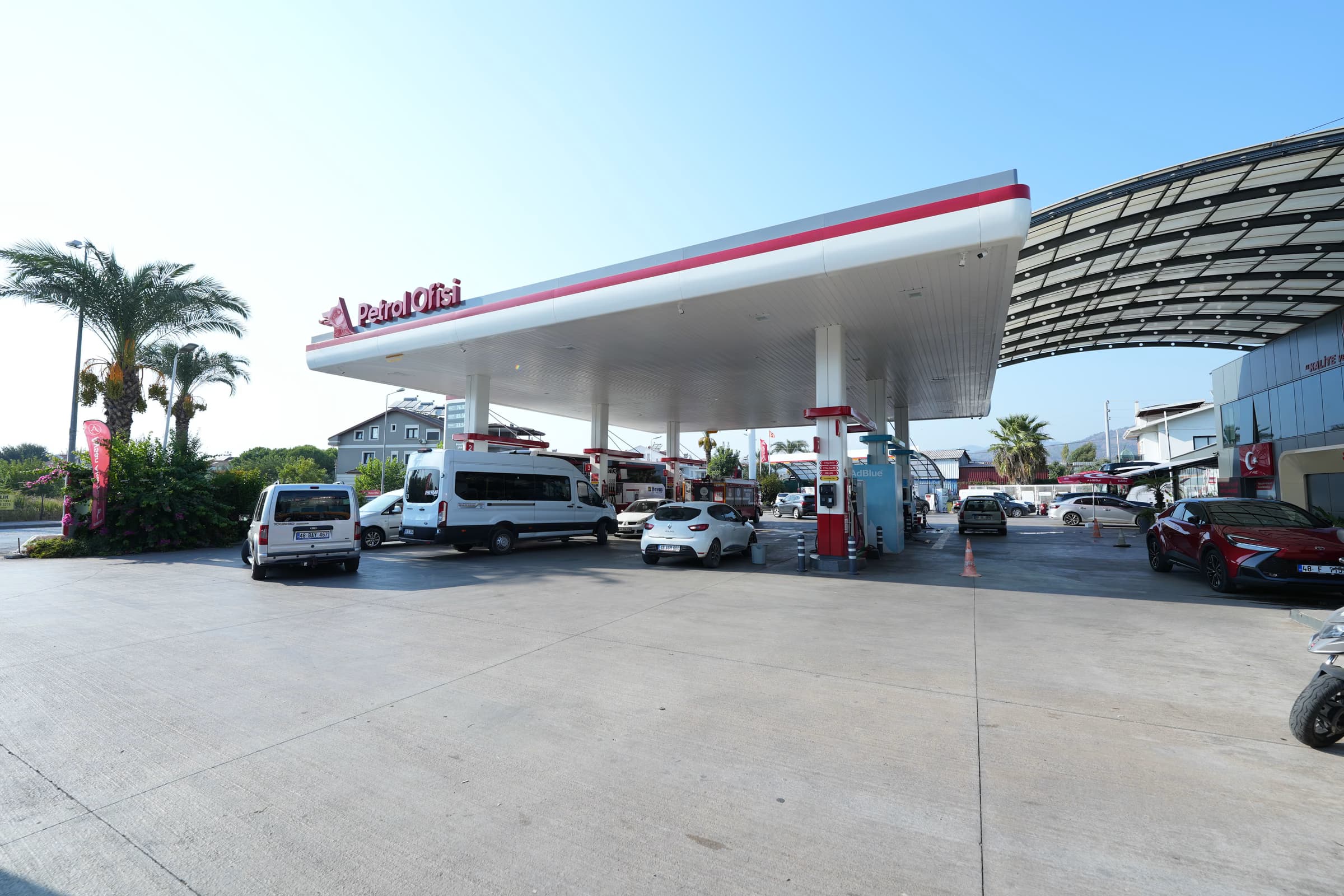 Kanopi altından akaryakıt adaları ve pompalar