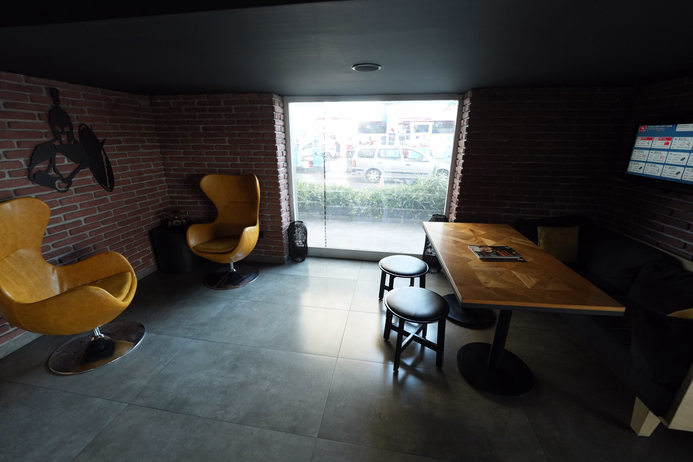 Günlükbaşı istasyonu market ve dinlenme alanı iç görünümü (11/20)