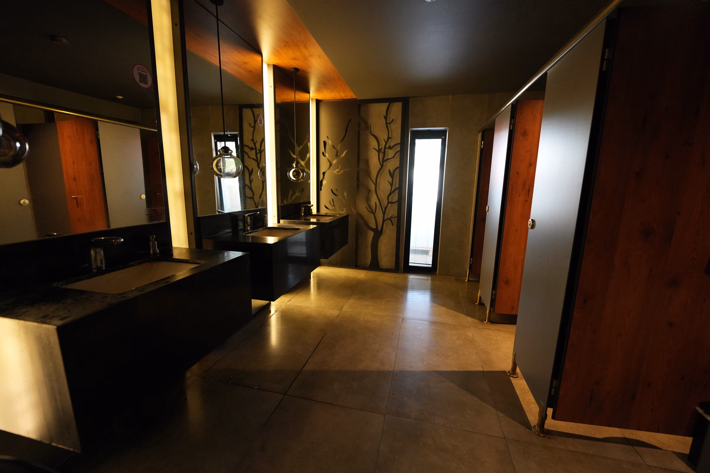 Bakımlı lavabo ve tuvalet alanı