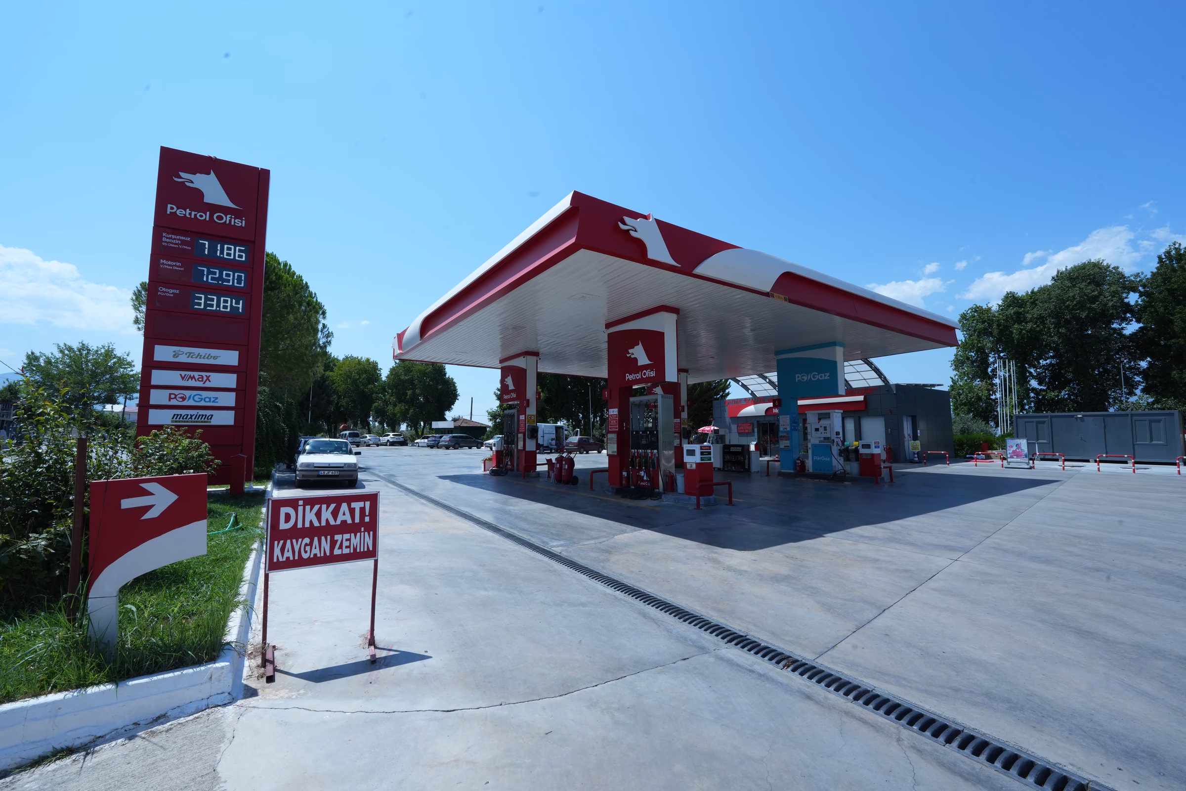 Kadıköy Petrol Ofisi istasyon alanının yerden görünümü — pompalar ve kanopi altı (2/6)