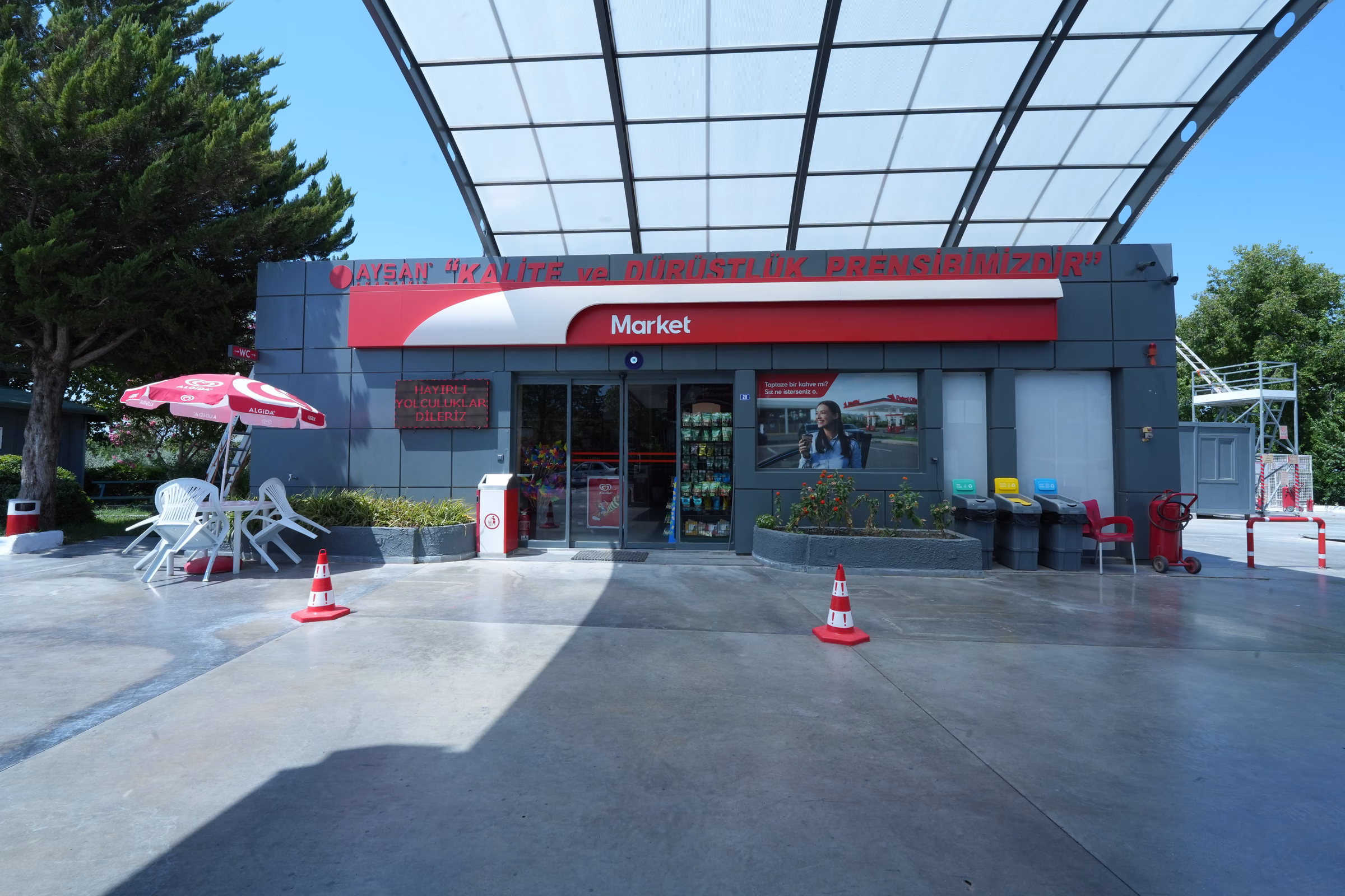 Kadıköy Petrol Ofisi istasyon alanının yerden görünümü — pompalar ve kanopi altı (3/6)
