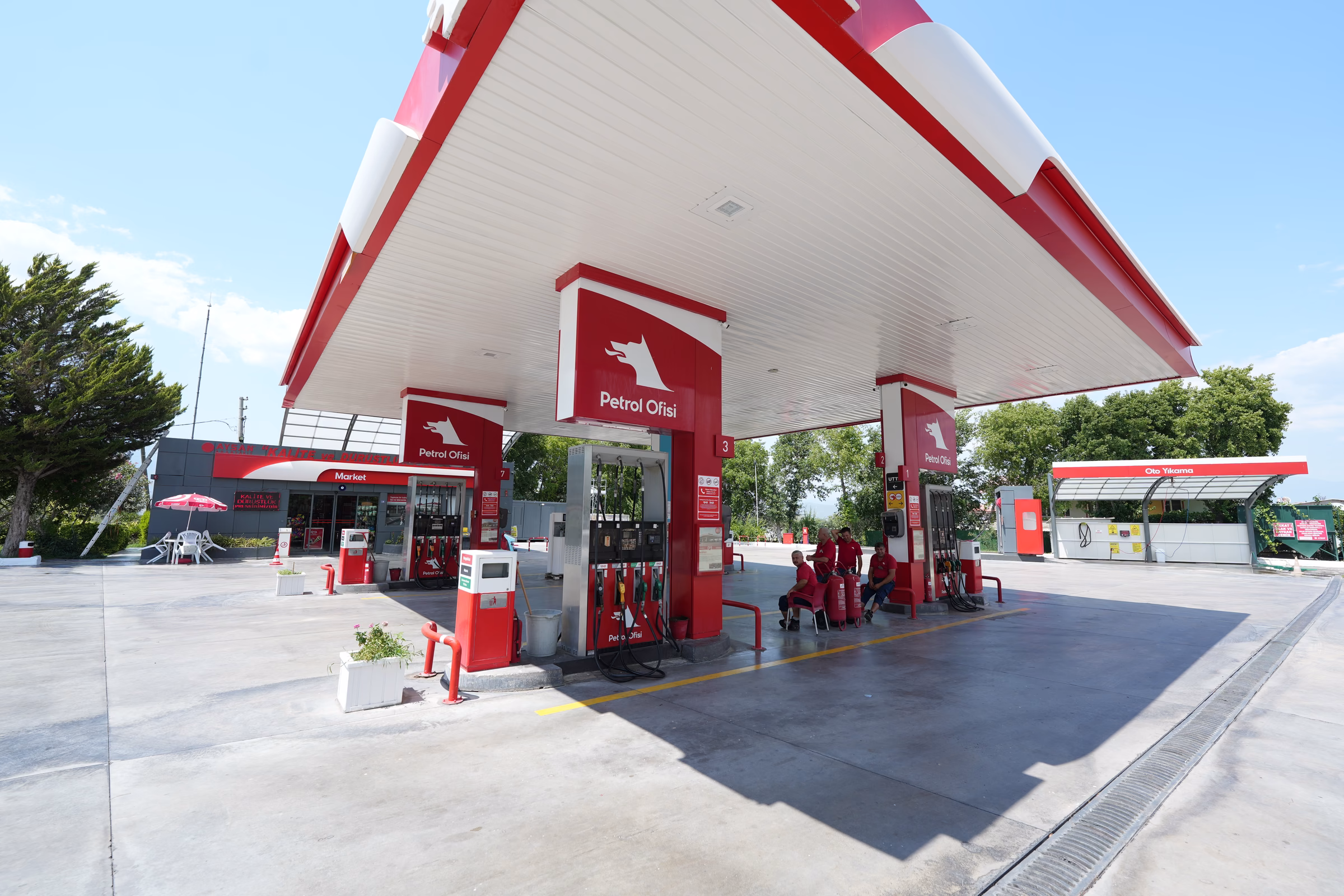 Kadıköy Petrol Ofisi istasyon alanının yerden görünümü — pompalar ve kanopi altı (4/6)