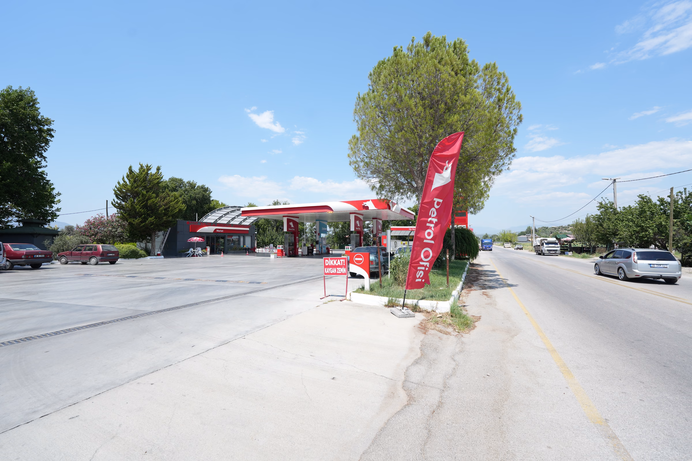 Kadıköy Petrol Ofisi istasyon alanının yerden görünümü — pompalar ve kanopi altı (5/6)