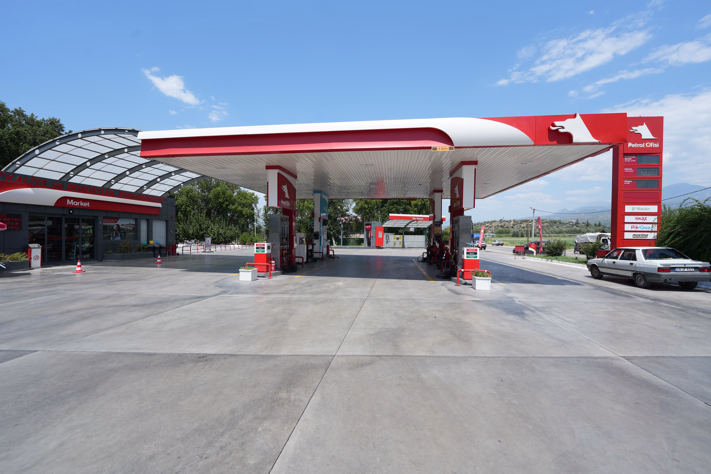 Kadıköy Petrol Ofisi istasyon alanının yerden görünümü — pompalar ve kanopi altı (6/6)