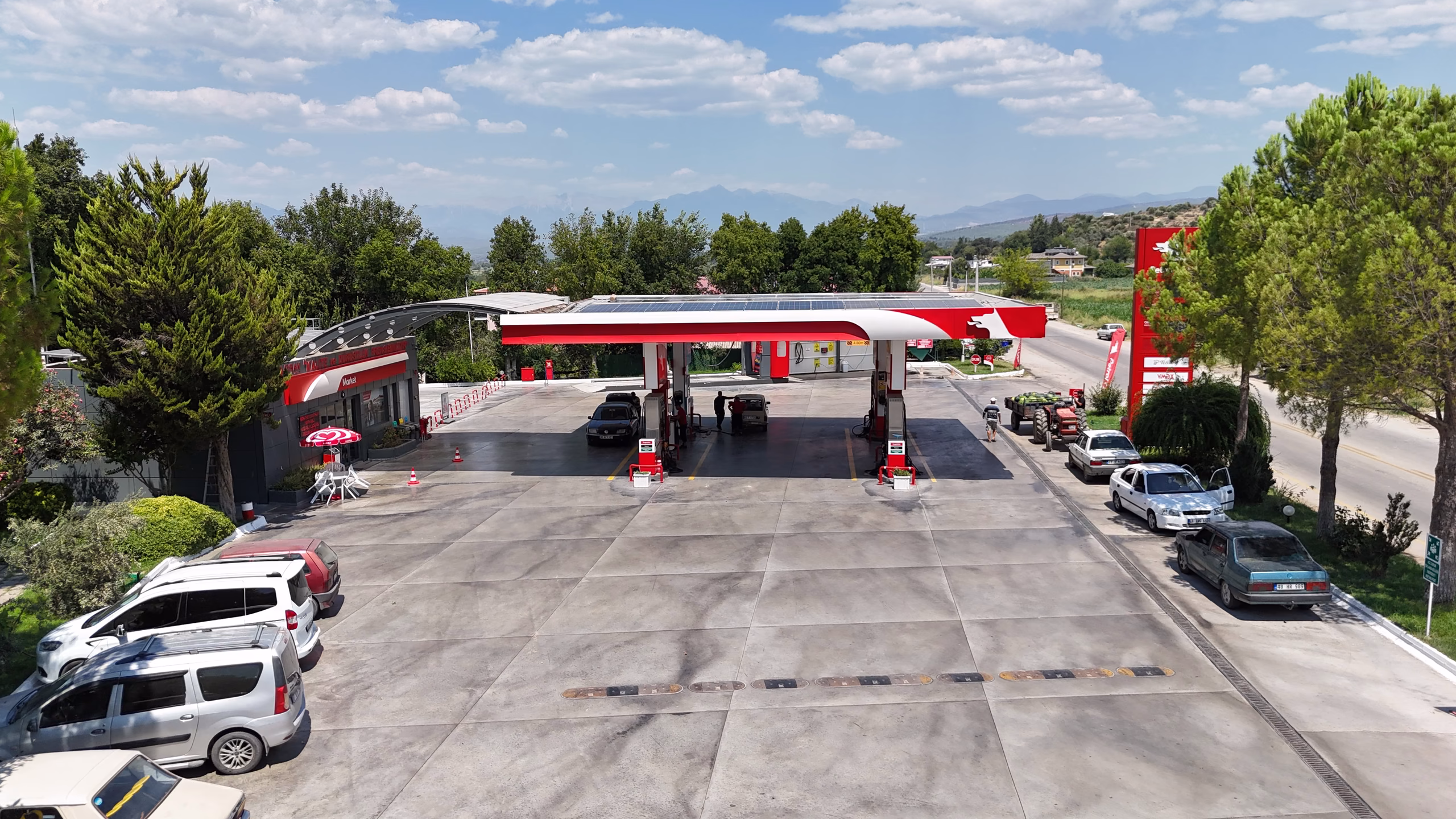 Kadıköy Petrol Ofisi istasyonunun havadan görünümü — kanopi, akaryakıt adaları ve Seydikemer çevresi (1/10)