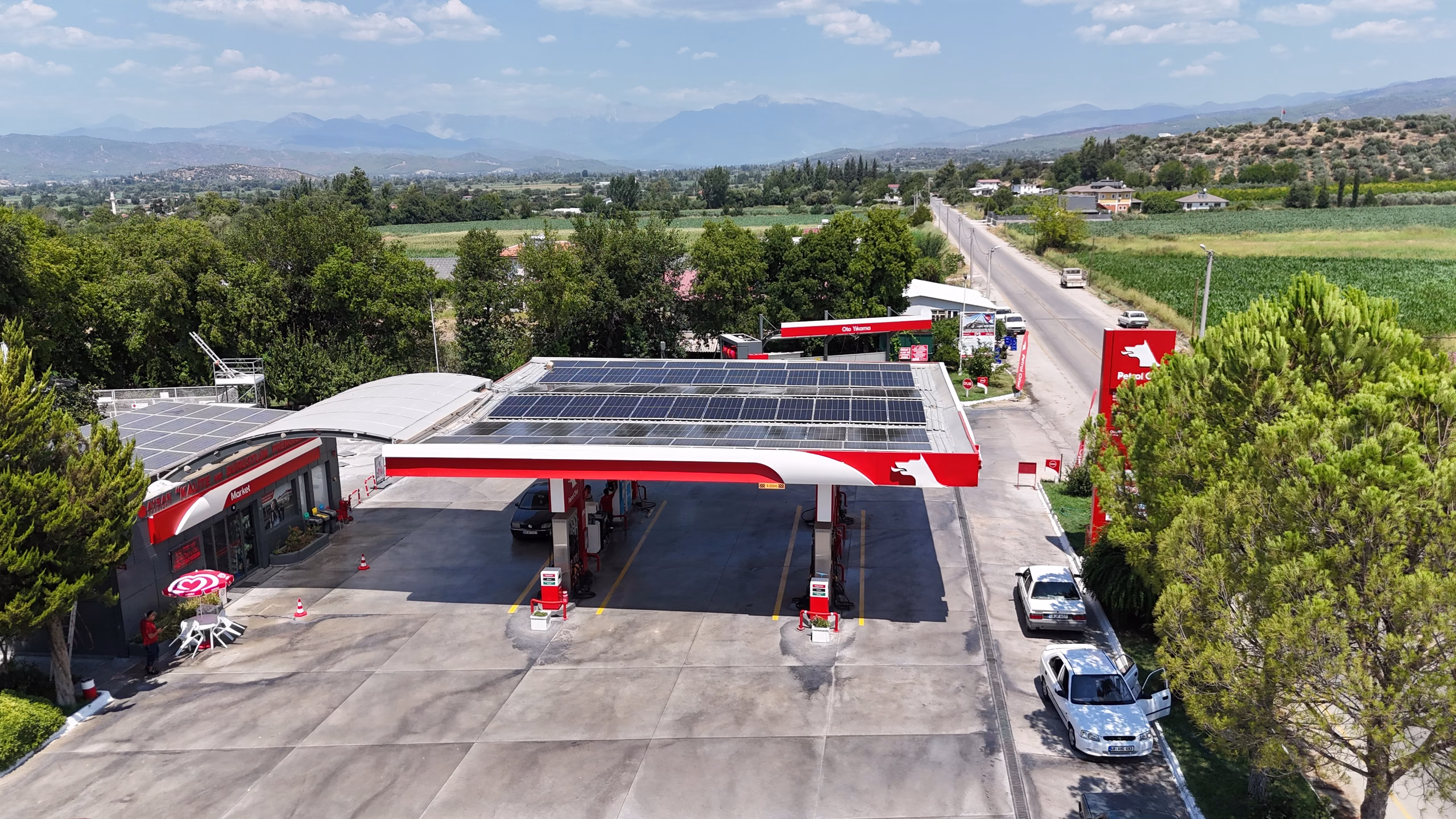 Kadıköy Petrol Ofisi istasyonunun havadan görünümü — kanopi, akaryakıt adaları ve Seydikemer çevresi (2/10)