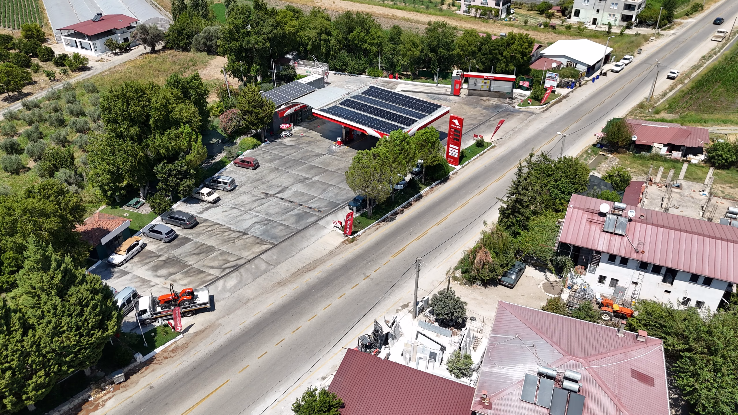 Kadıköy Petrol Ofisi istasyonunun havadan görünümü — kanopi, akaryakıt adaları ve Seydikemer çevresi (3/10)