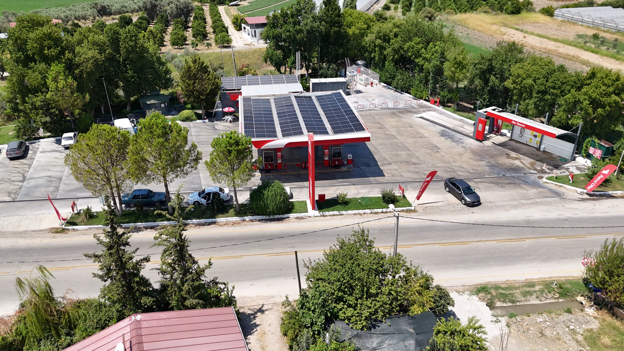 Kadıköy Petrol Ofisi istasyonunun havadan görünümü — kanopi, akaryakıt adaları ve Seydikemer çevresi (6/10)