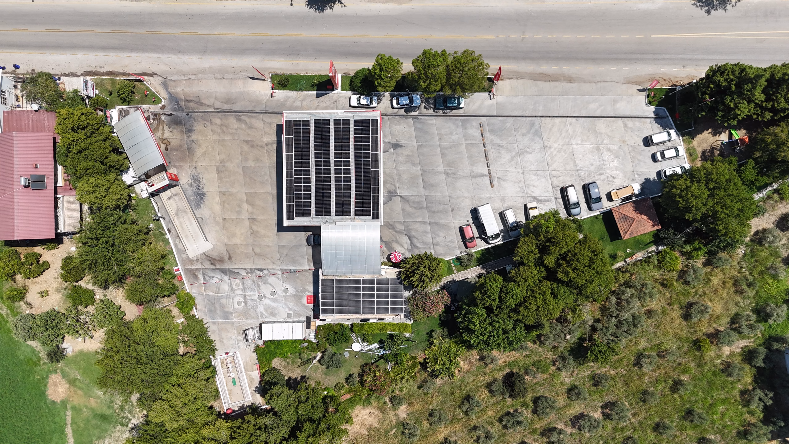 Kadıköy Petrol Ofisi istasyonunun havadan görünümü — kanopi, akaryakıt adaları ve Seydikemer çevresi (7/10)