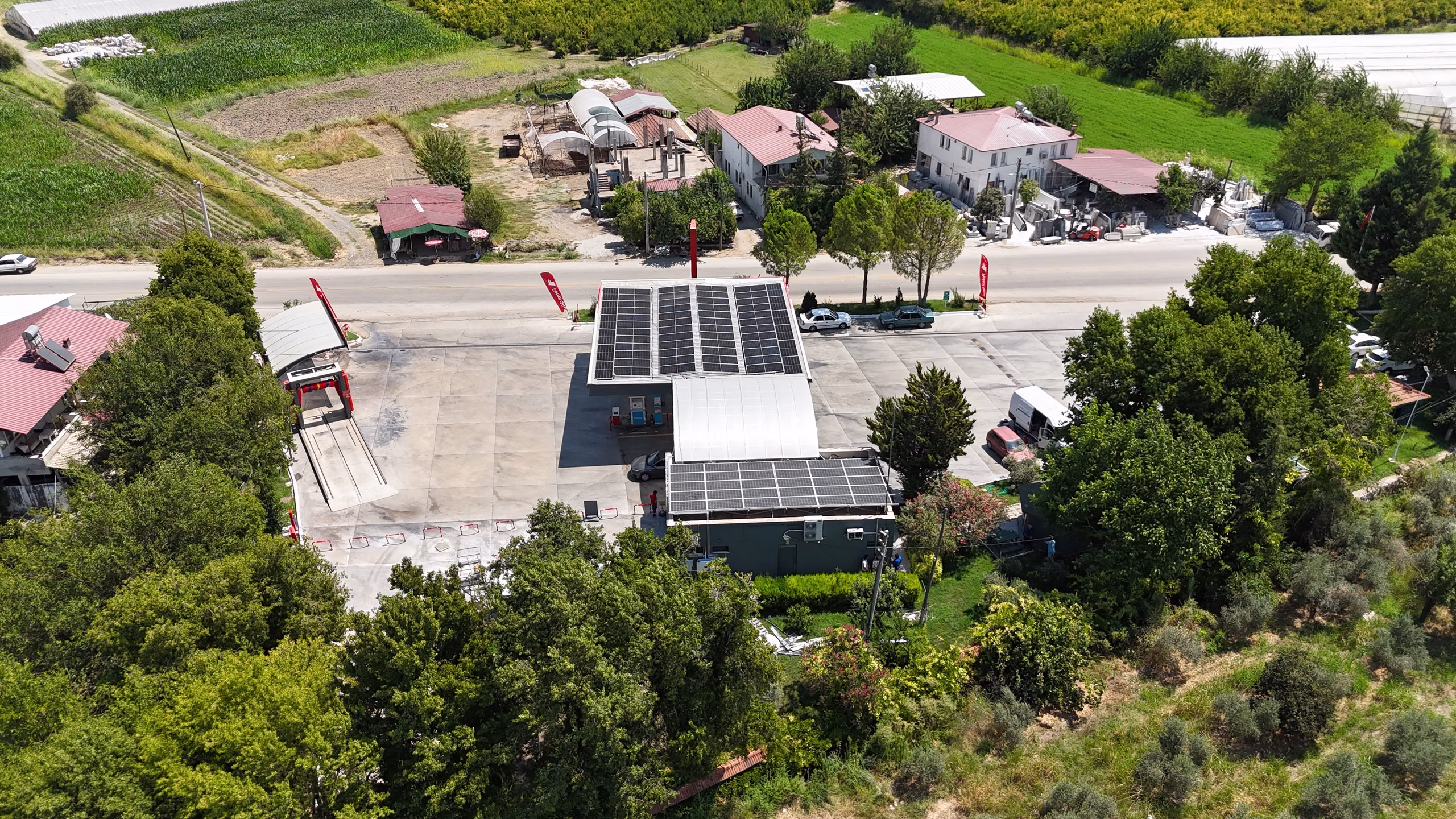 Kadıköy Petrol Ofisi istasyonunun havadan görünümü — kanopi, akaryakıt adaları ve Seydikemer çevresi (8/10)