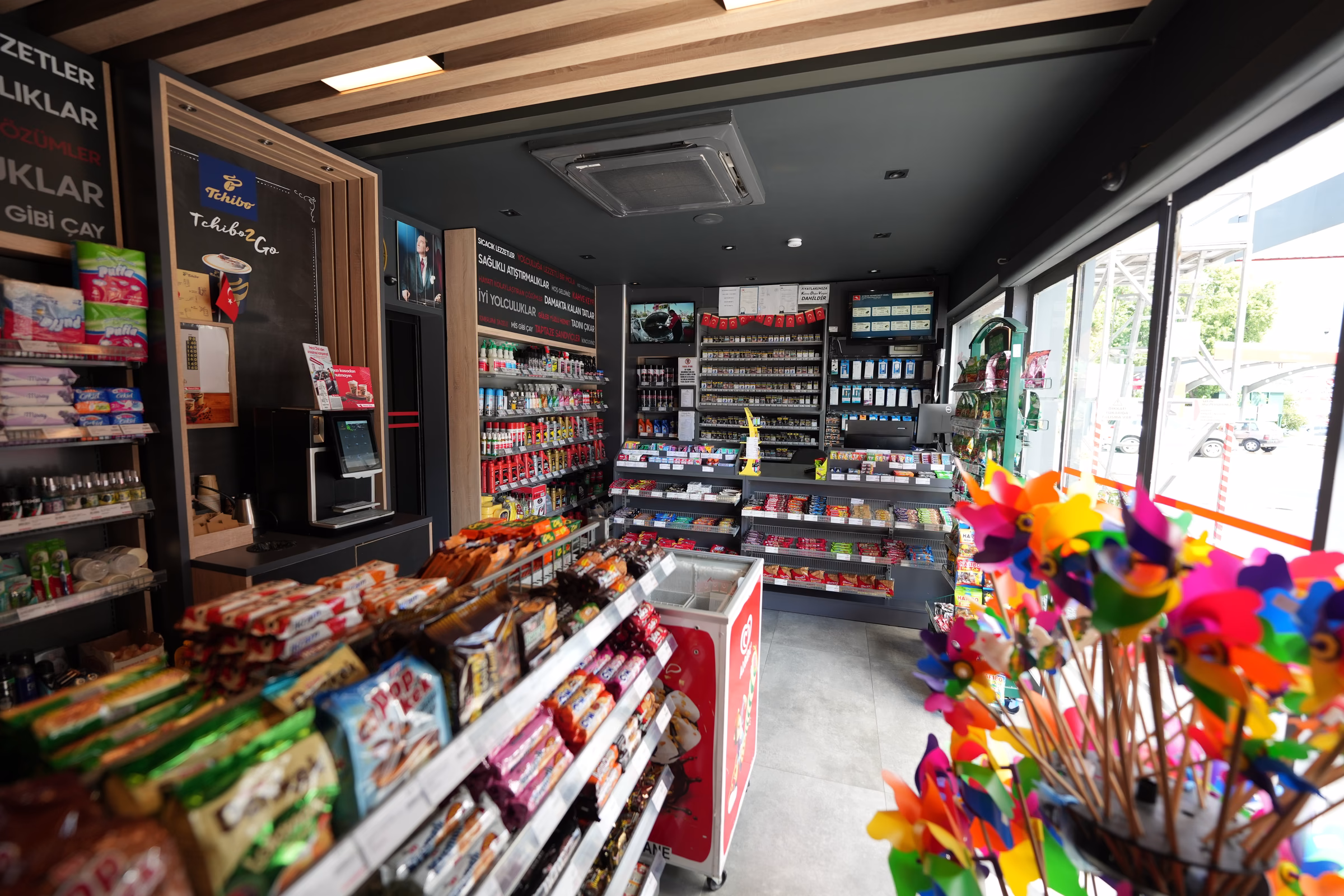 Kadıköy istasyonu market ve dinlenme alanı iç görünümü (1/5)