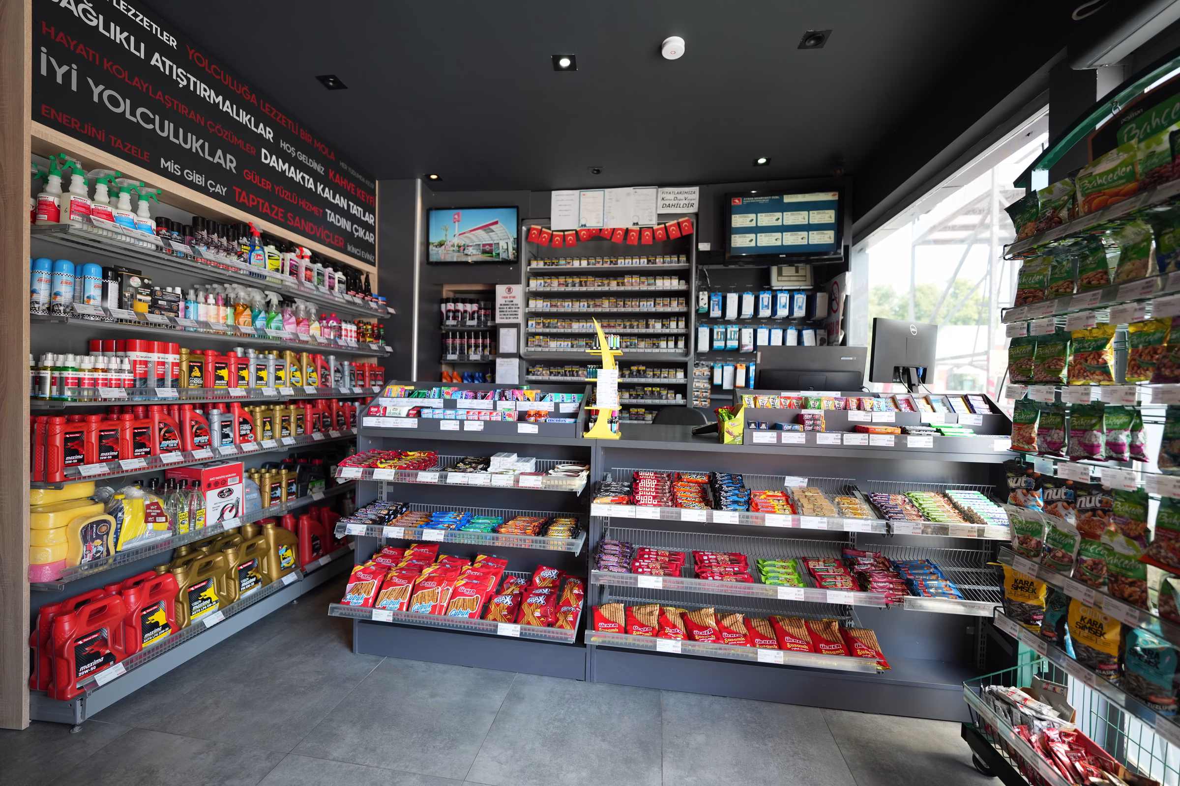 Kadıköy istasyonu market ve dinlenme alanı iç görünümü (2/5)