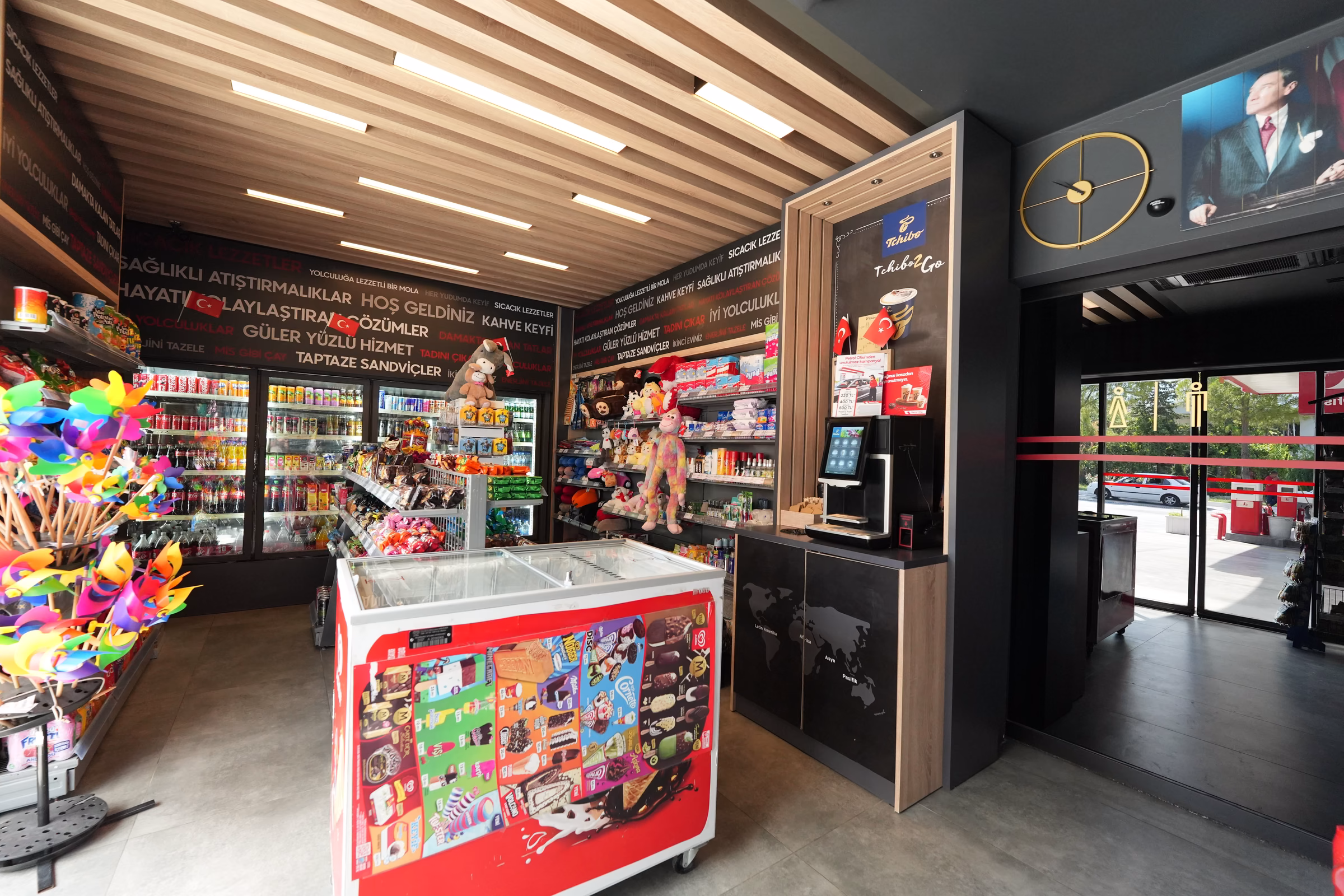 Kadıköy istasyonu market ve dinlenme alanı iç görünümü (3/5)