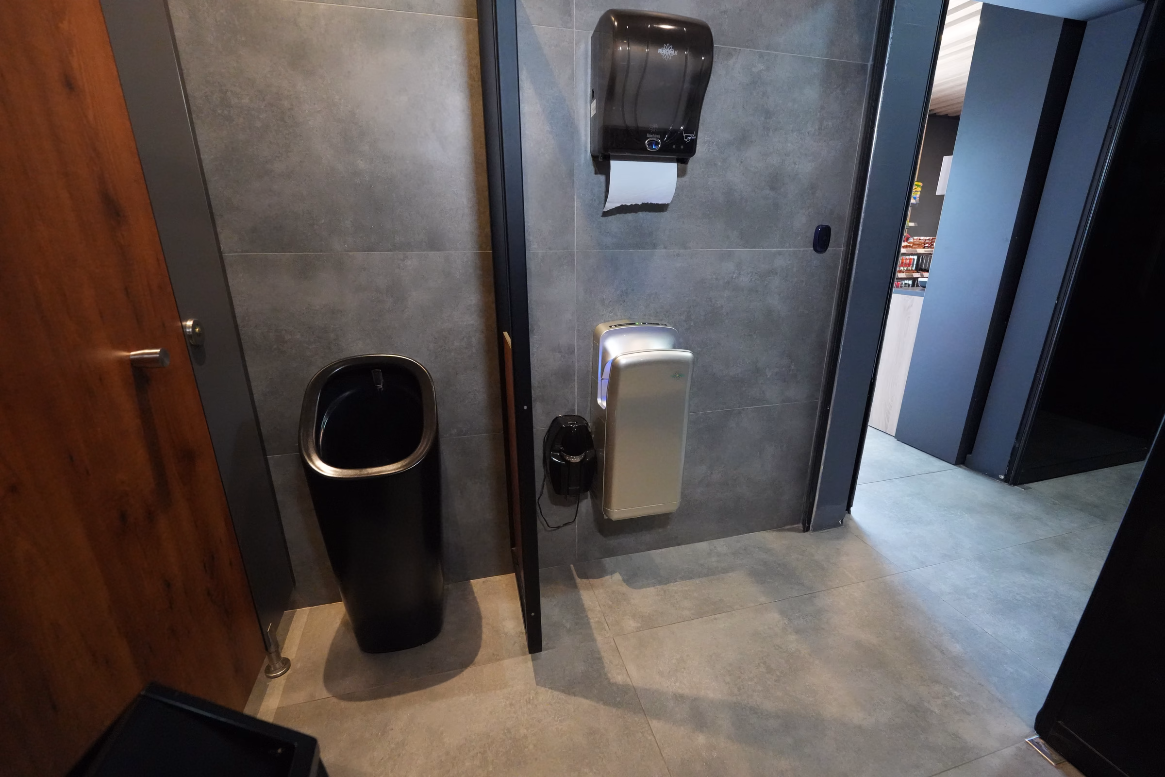 Kadıköy istasyonu lavabo ve tuvalet alanı (2/3)