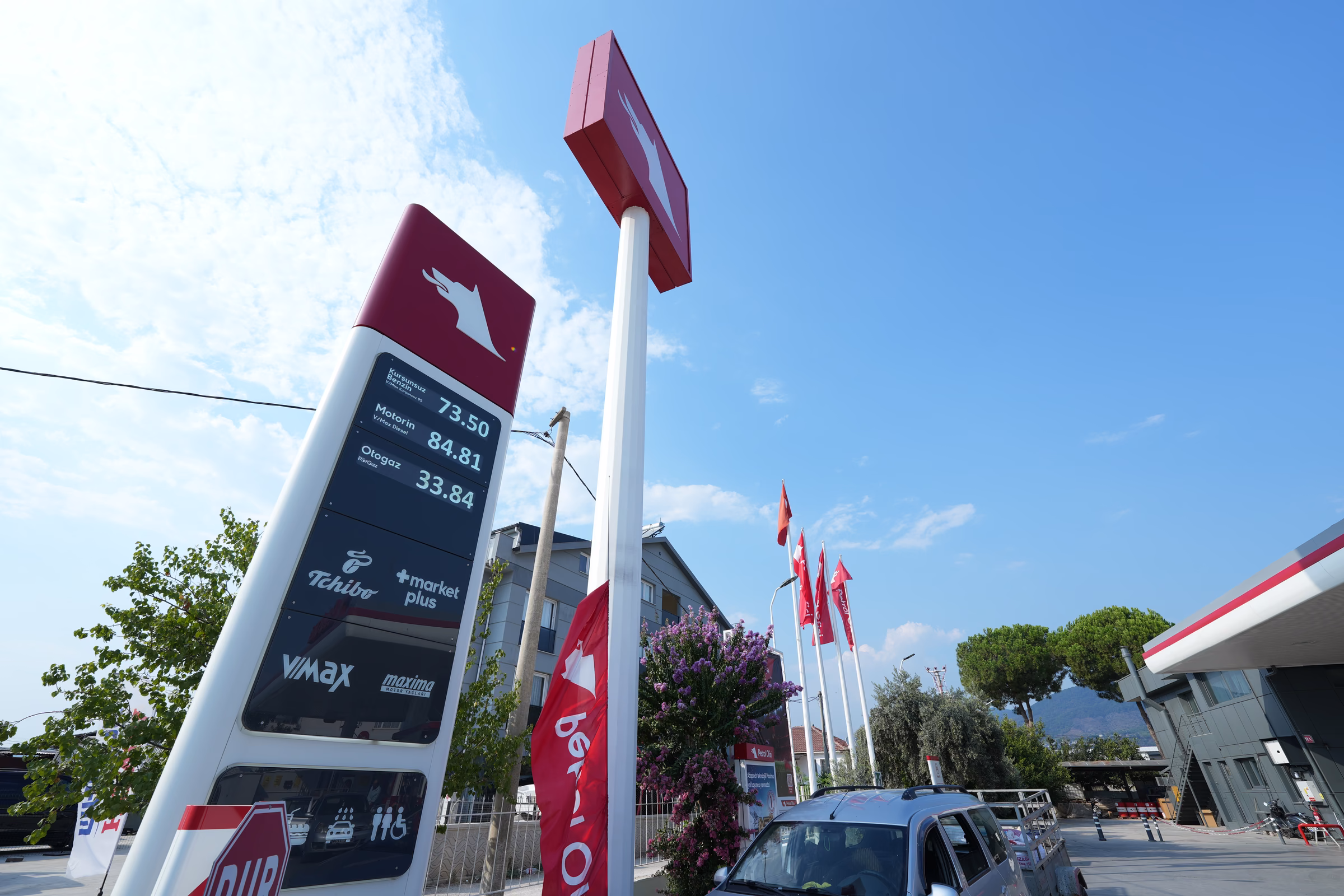 Karaçulha Petrol Ofisi istasyon alanının yerden görünümü — pompalar ve kanopi altı (1/5)