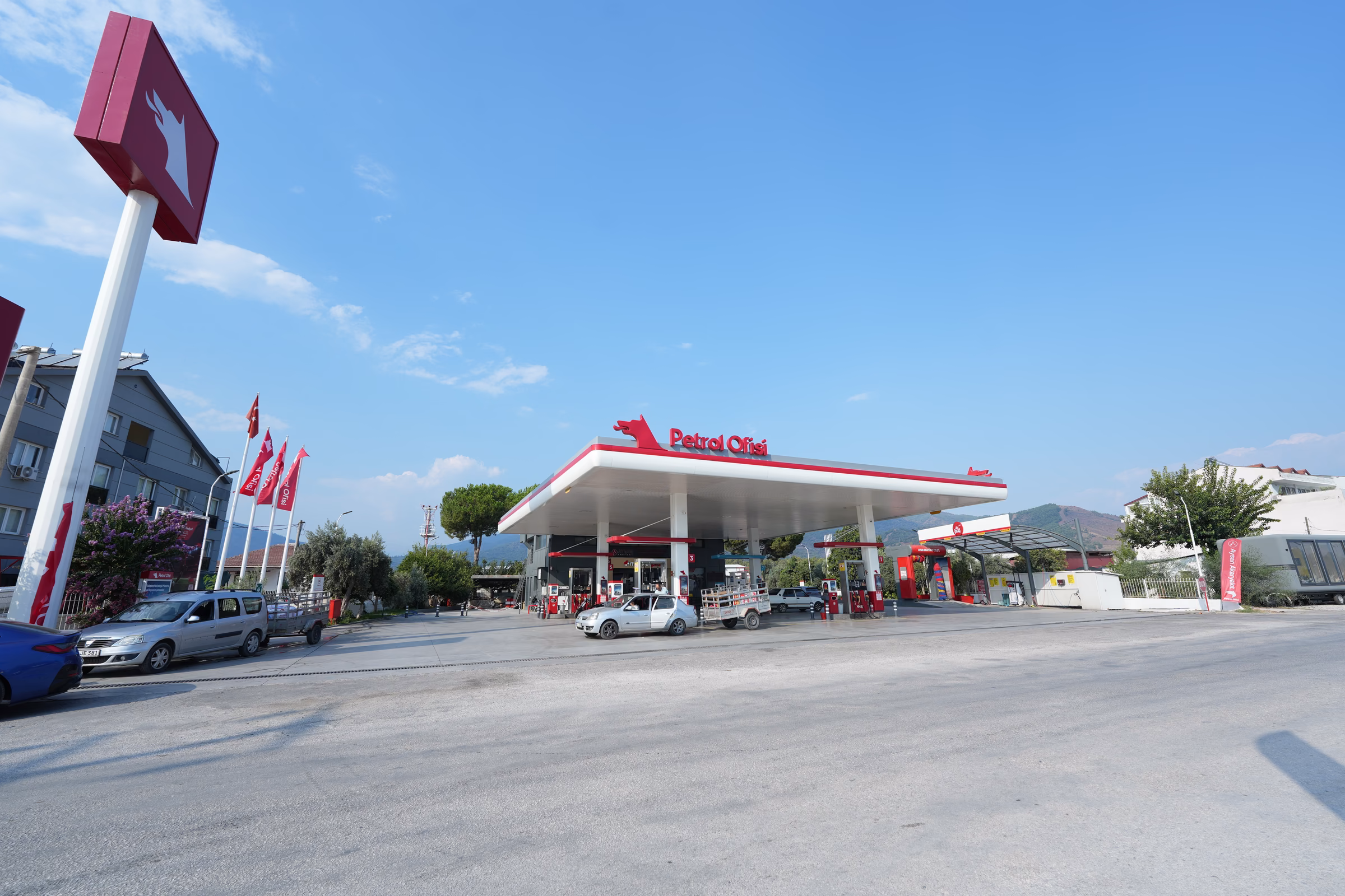 Karaçulha Petrol Ofisi istasyon alanının yerden görünümü — pompalar ve kanopi altı (2/5)