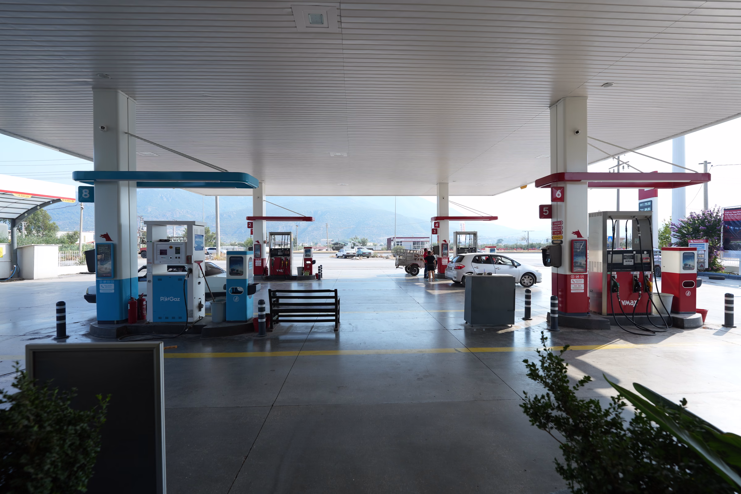 Karaçulha Petrol Ofisi istasyon alanının yerden görünümü — pompalar ve kanopi altı (3/5)