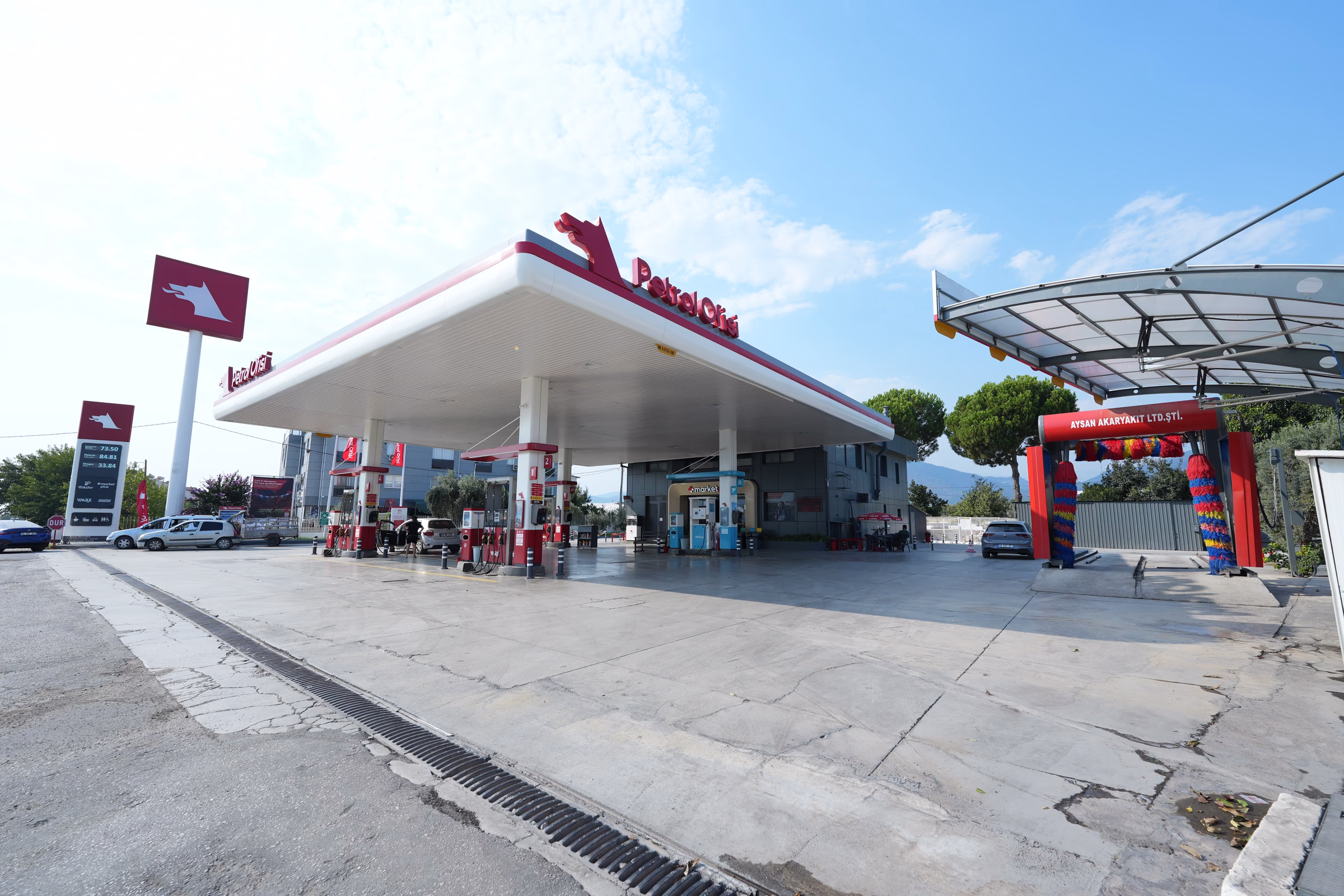 Karaçulha Petrol Ofisi istasyon alanının yerden görünümü — pompalar ve kanopi altı (5/5)