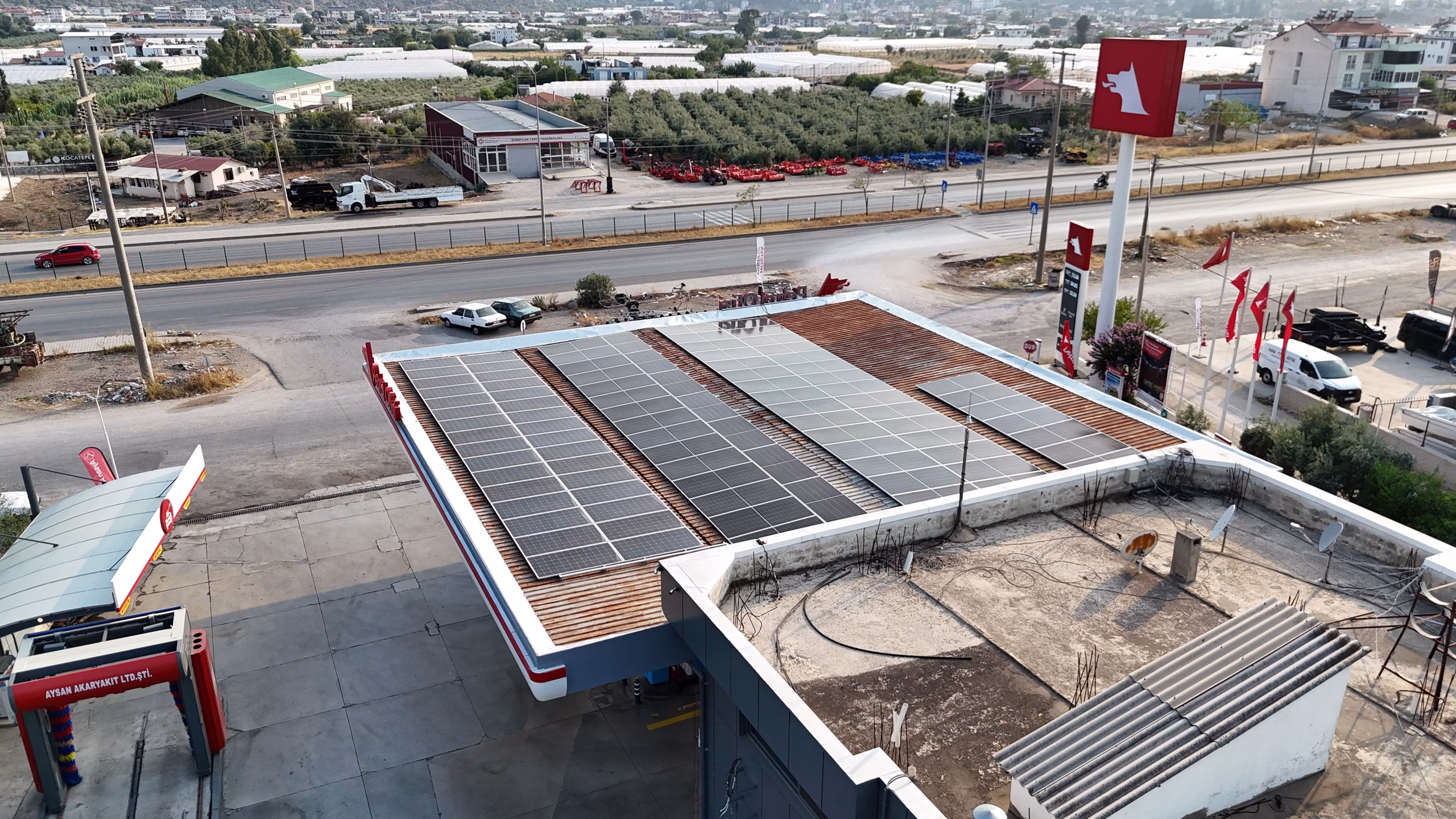 Karaçulha Petrol Ofisi istasyonunun havadan görünümü — kanopi, akaryakıt adaları ve Karaçulha çevresi (1/10)