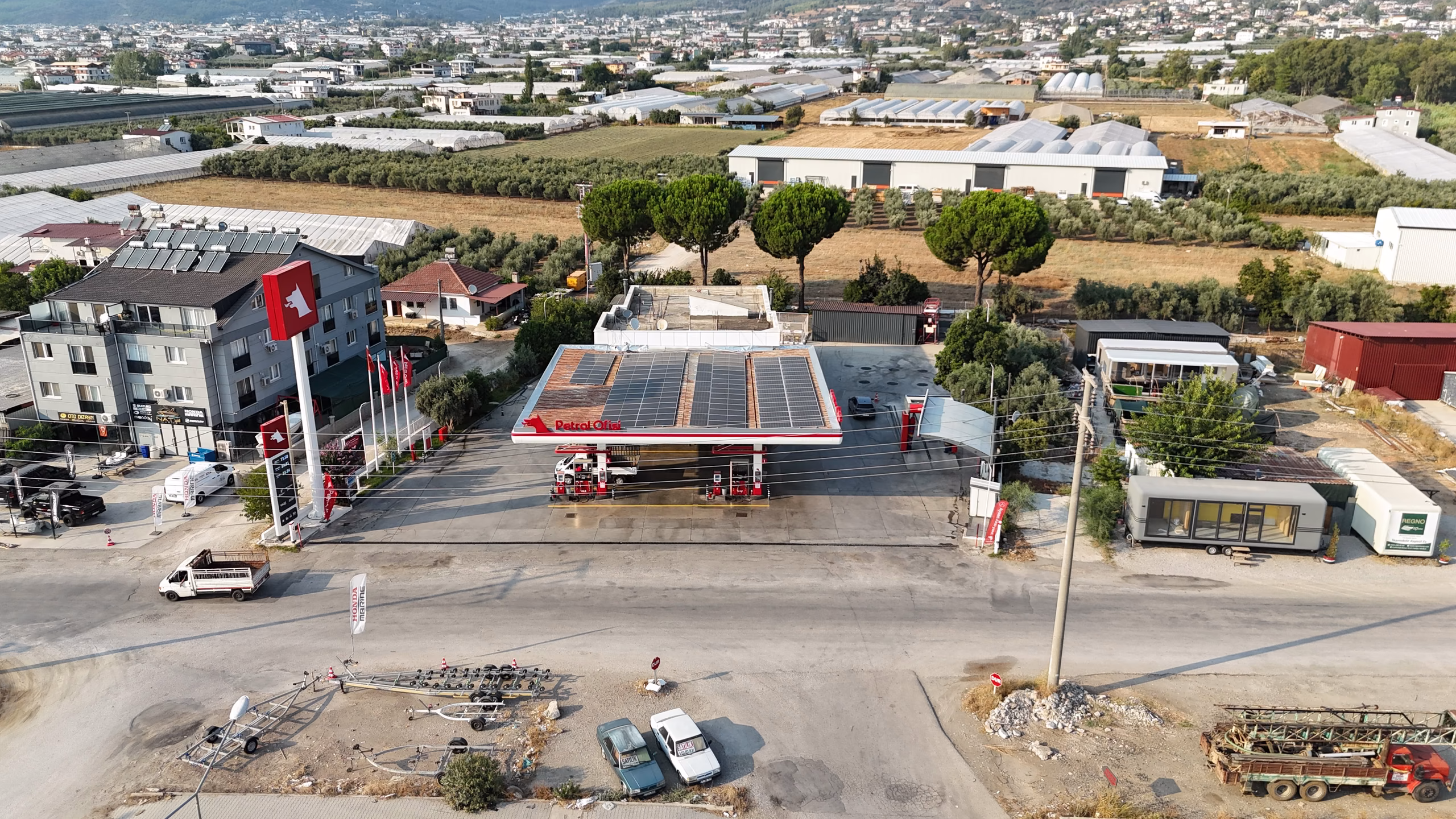 Karaçulha Petrol Ofisi istasyonunun havadan görünümü — kanopi, akaryakıt adaları ve Karaçulha çevresi (9/10)