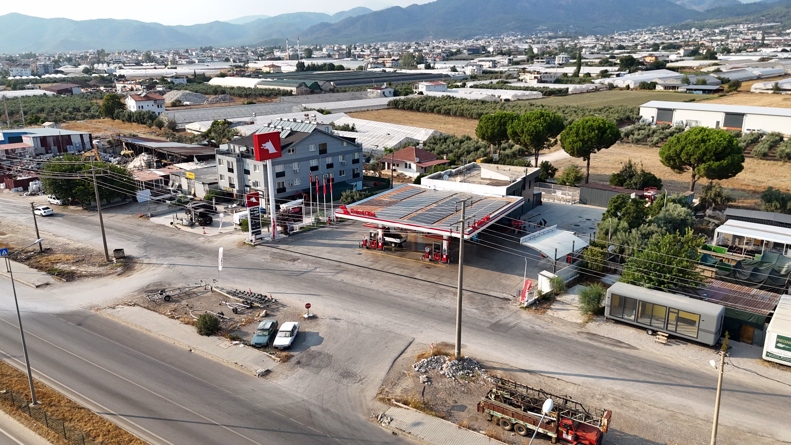 Karaçulha Petrol Ofisi istasyonunun havadan görünümü — kanopi, akaryakıt adaları ve Karaçulha çevresi (10/10)