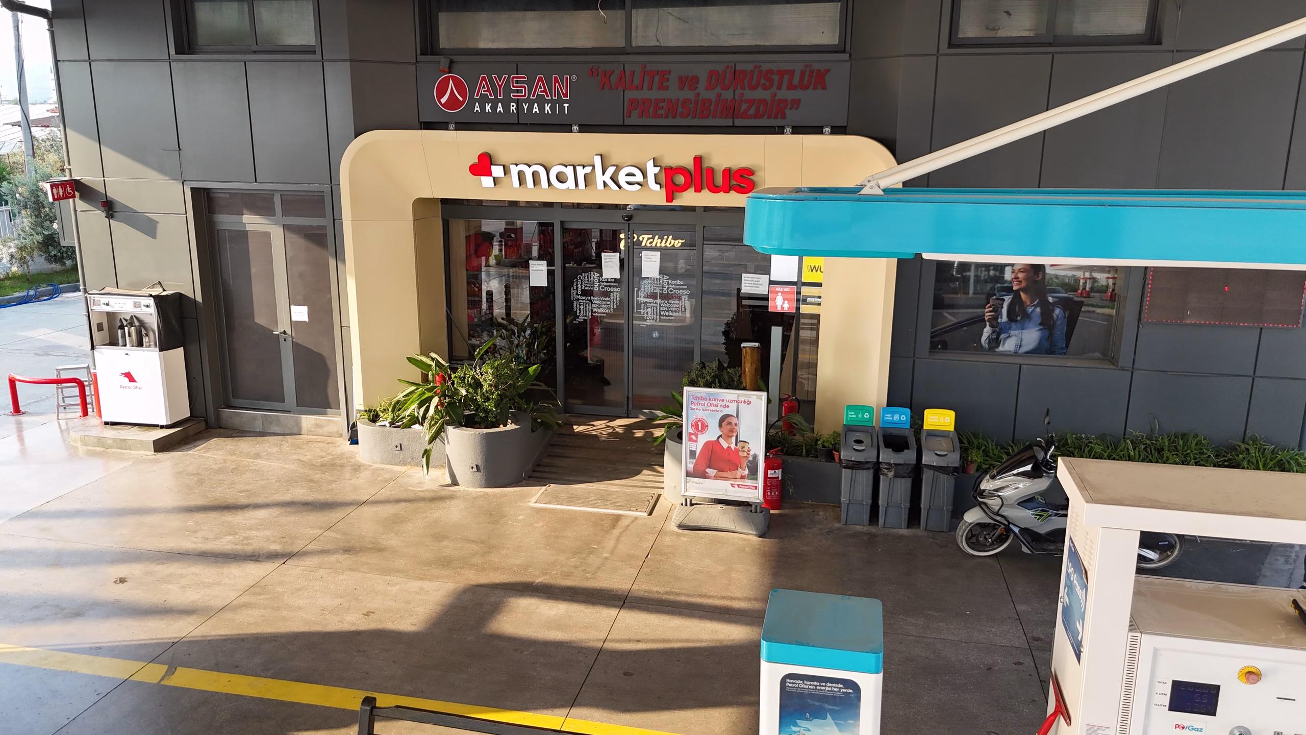 Karaçulha Petrol Ofisi istasyonunun havadan görünümü — kanopi, akaryakıt adaları ve Karaçulha çevresi (2/10)