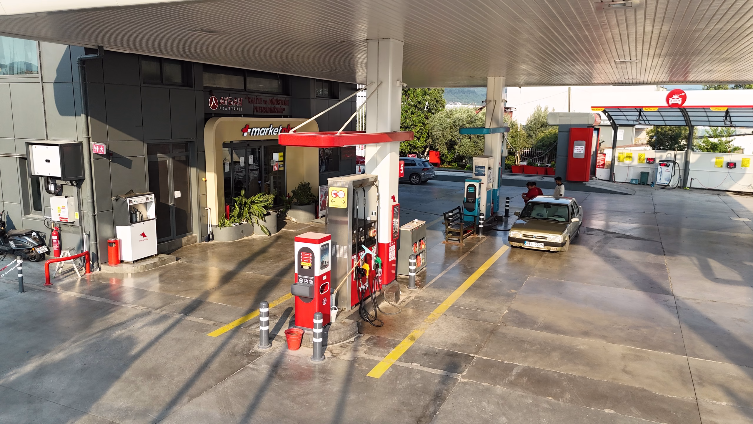 Karaçulha Petrol Ofisi istasyonunun havadan görünümü — kanopi, akaryakıt adaları ve Karaçulha çevresi (3/10)