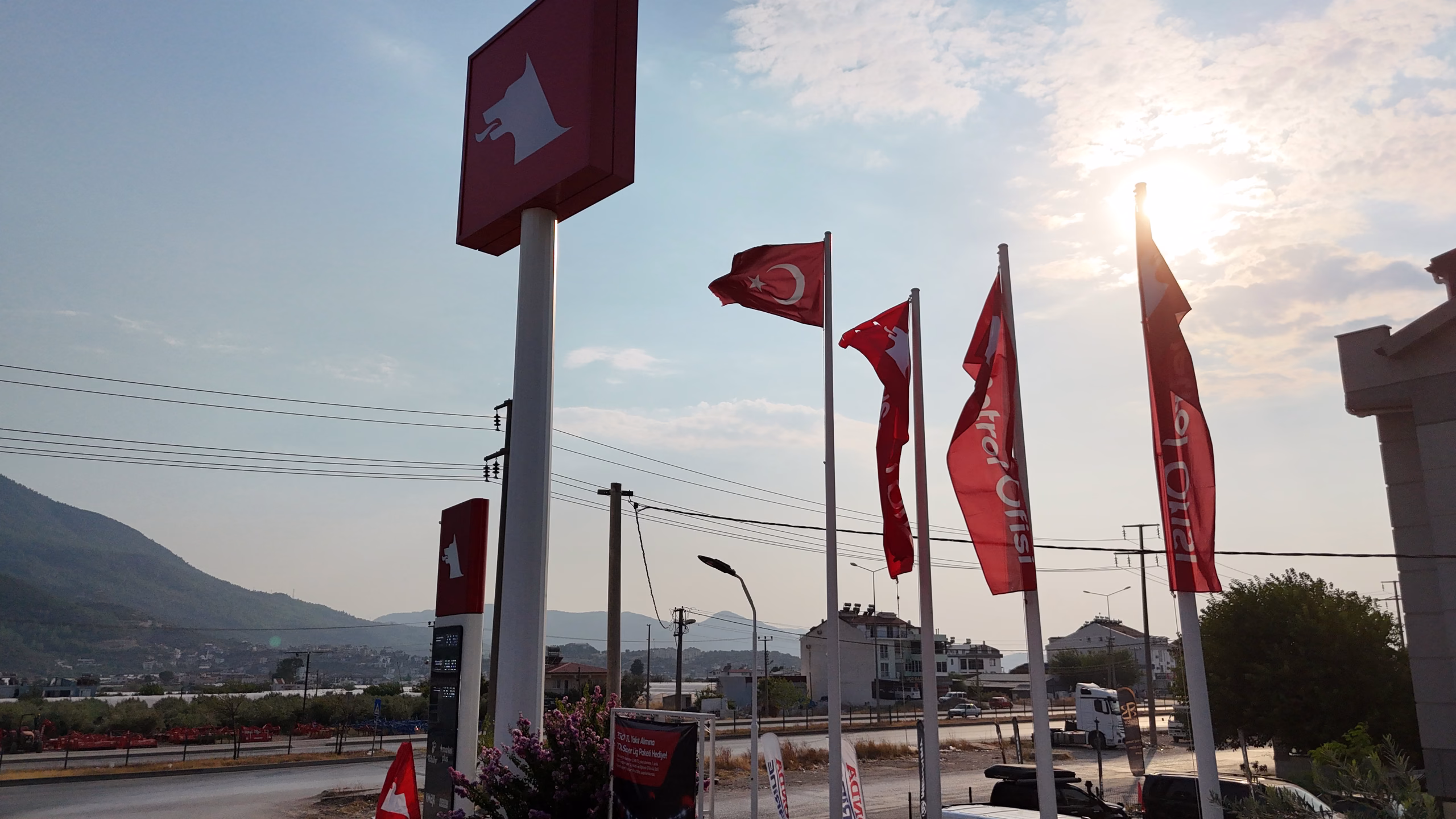 Karaçulha Petrol Ofisi istasyonunun havadan görünümü — kanopi, akaryakıt adaları ve Karaçulha çevresi (4/10)