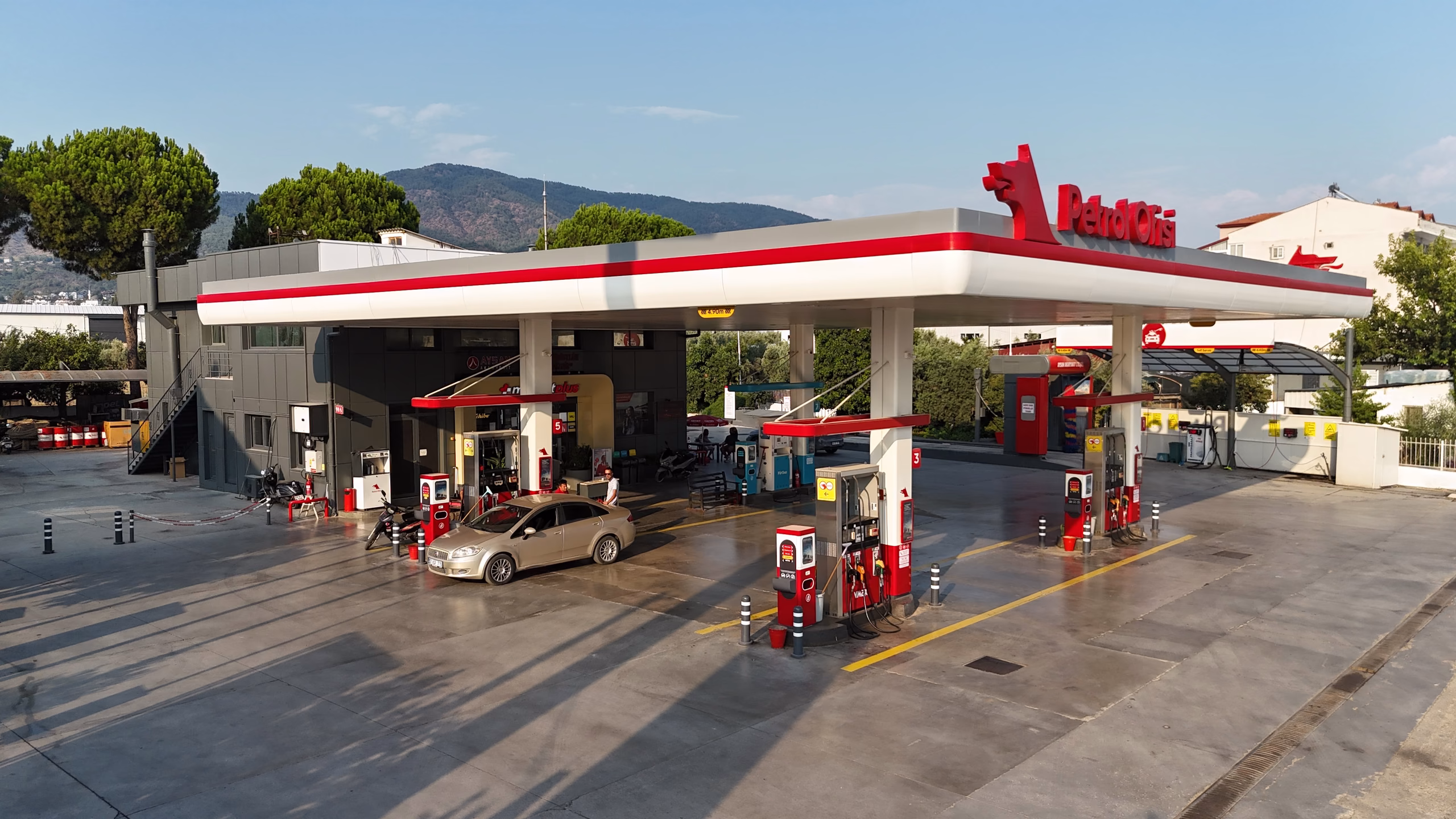 Karaçulha Petrol Ofisi istasyonunun havadan görünümü — kanopi, akaryakıt adaları ve Karaçulha çevresi (5/10)