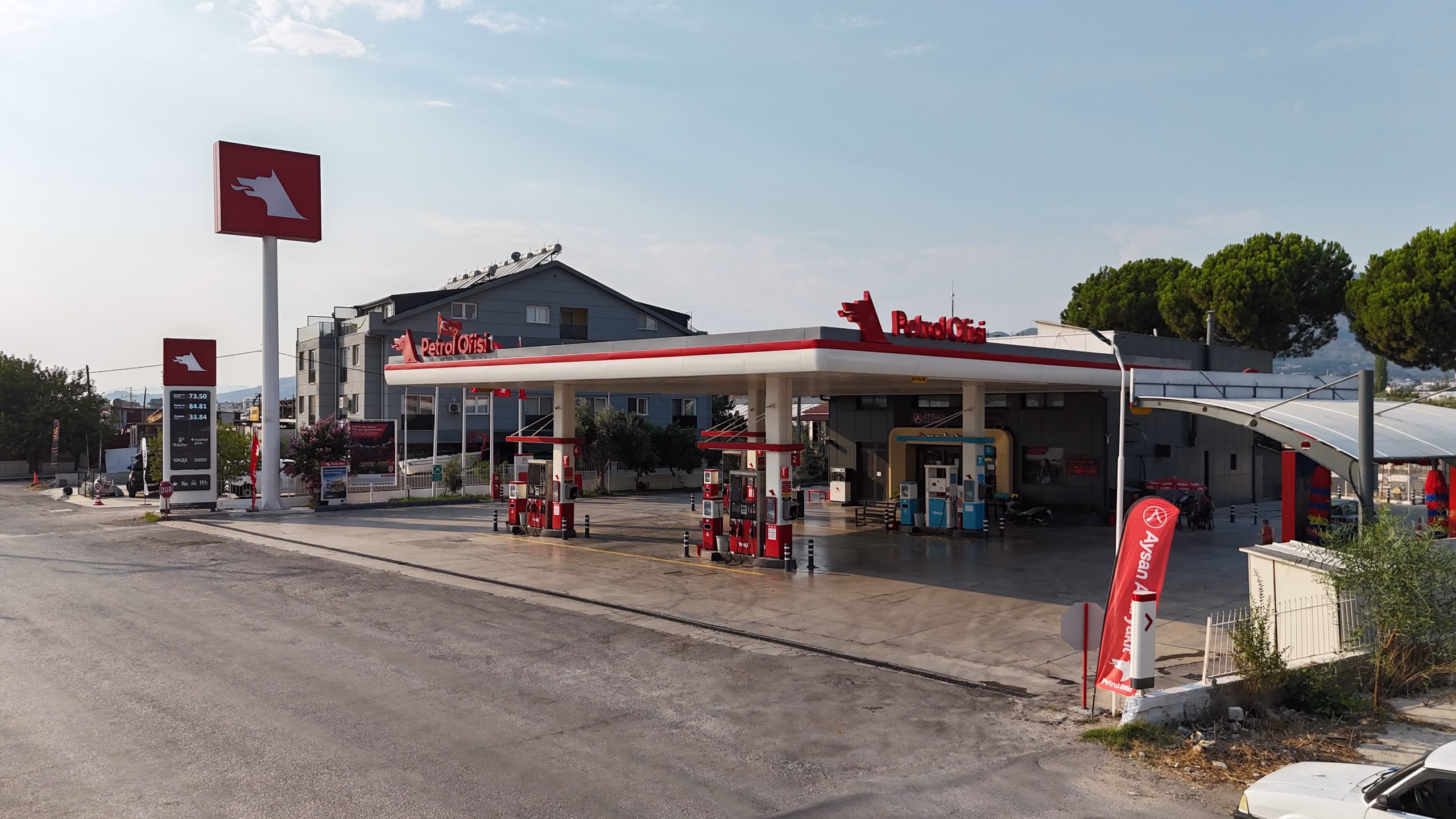Karaçulha Petrol Ofisi istasyonunun havadan görünümü — kanopi, akaryakıt adaları ve Karaçulha çevresi (7/10)