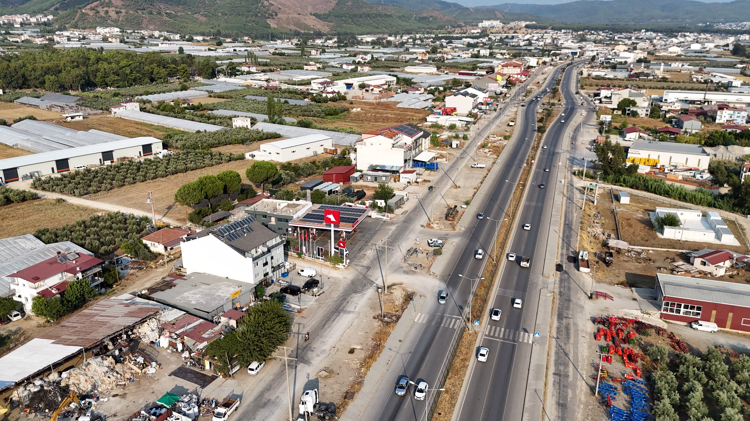 Karaçulha Petrol Ofisi istasyonunun havadan görünümü — kanopi, akaryakıt adaları ve Karaçulha çevresi (8/10)