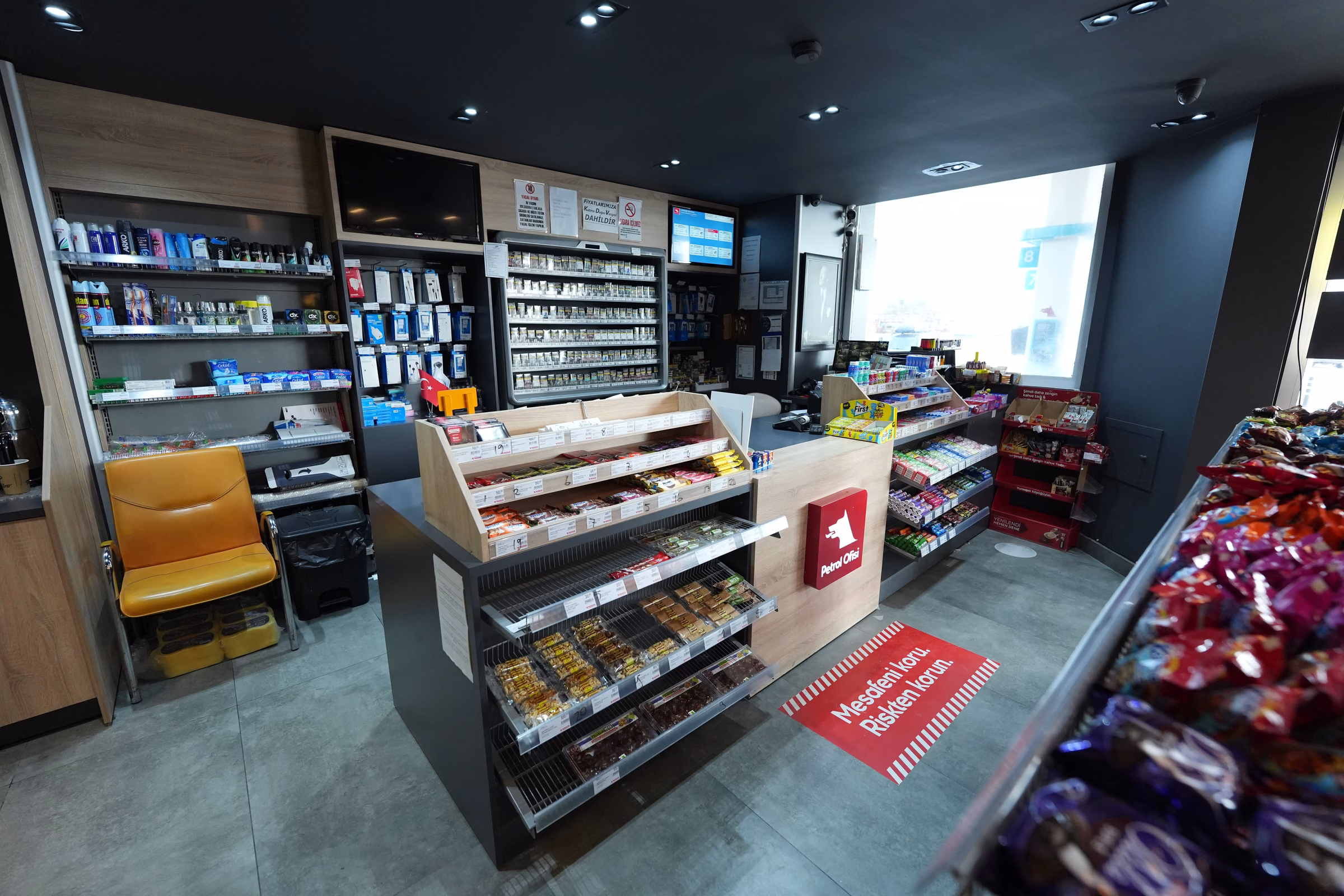Karaçulha istasyonu market ve dinlenme alanı iç görünümü (4/6)