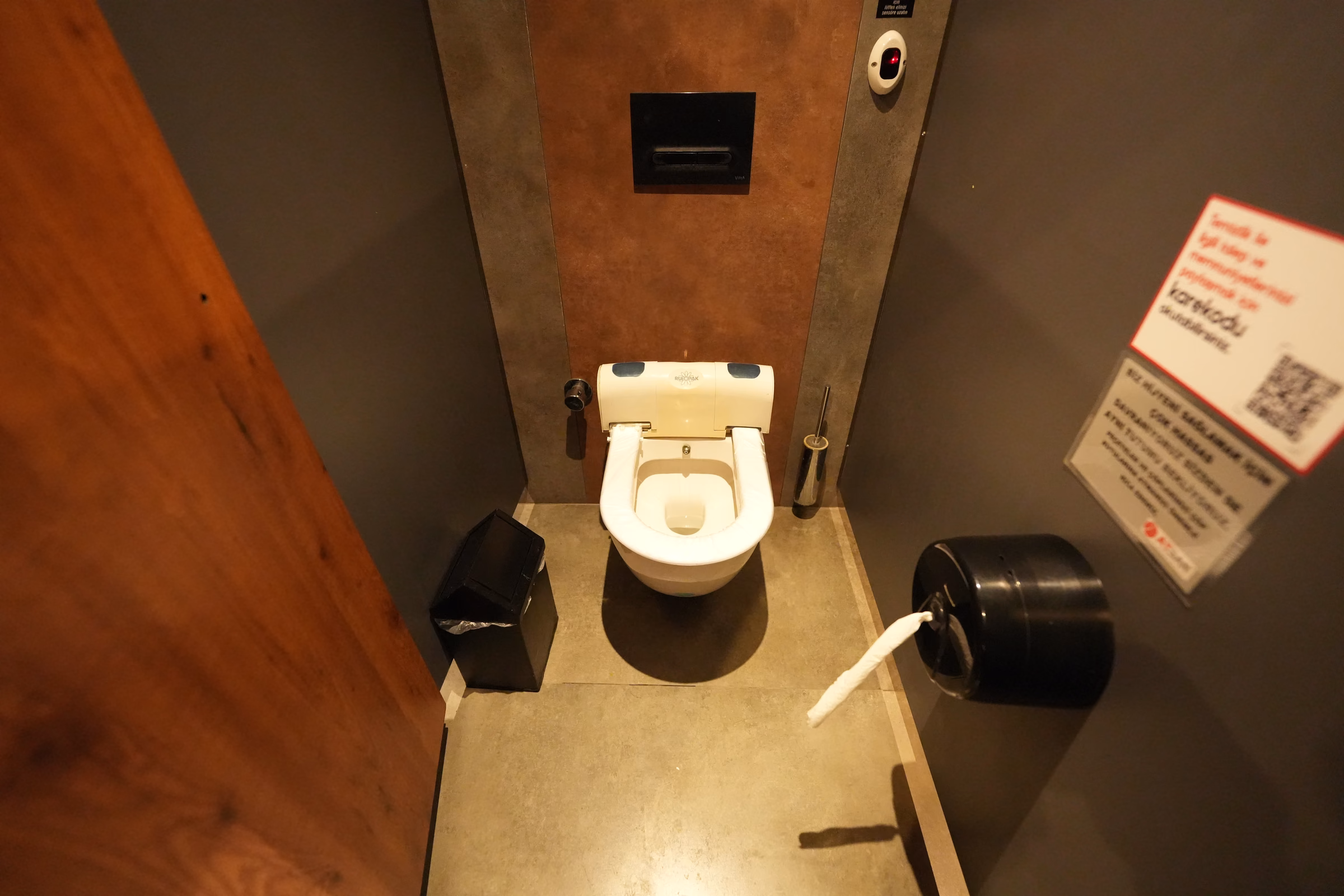 Karaçulha istasyonu lavabo ve tuvalet alanı (2/7)