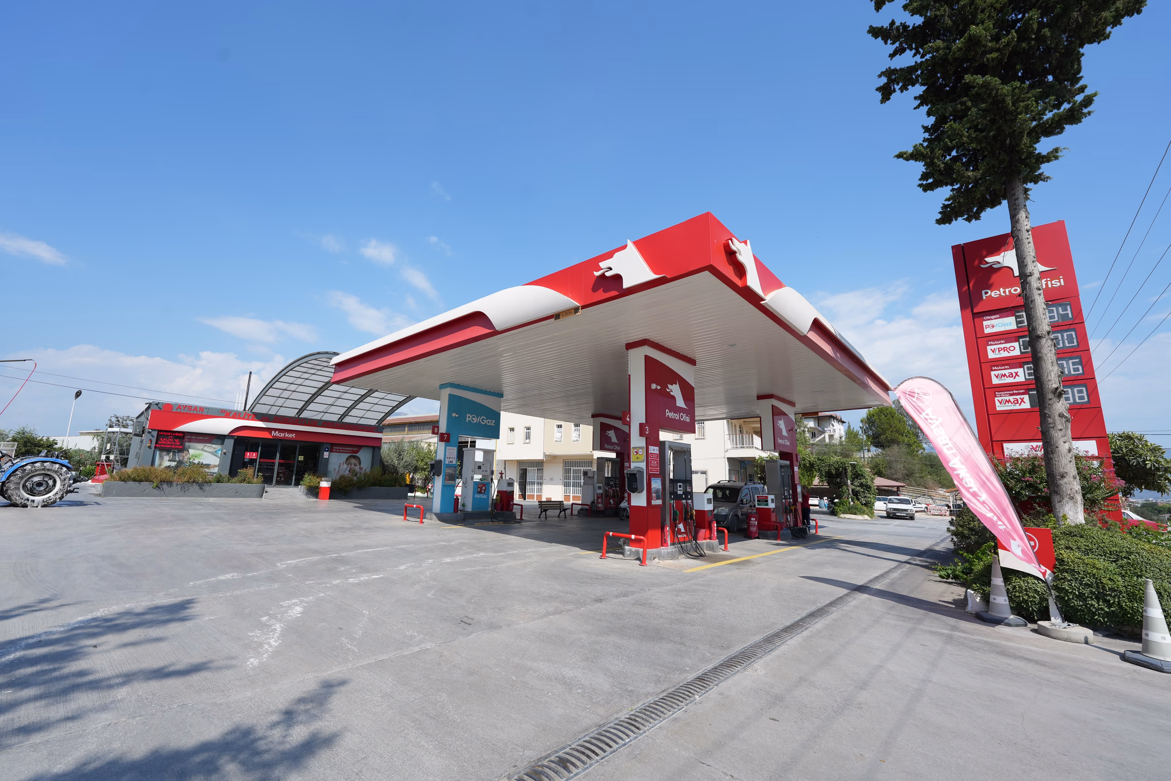 Karaköy Petrol Ofisi istasyon alanının yerden görünümü — pompalar ve kanopi altı (1/4)